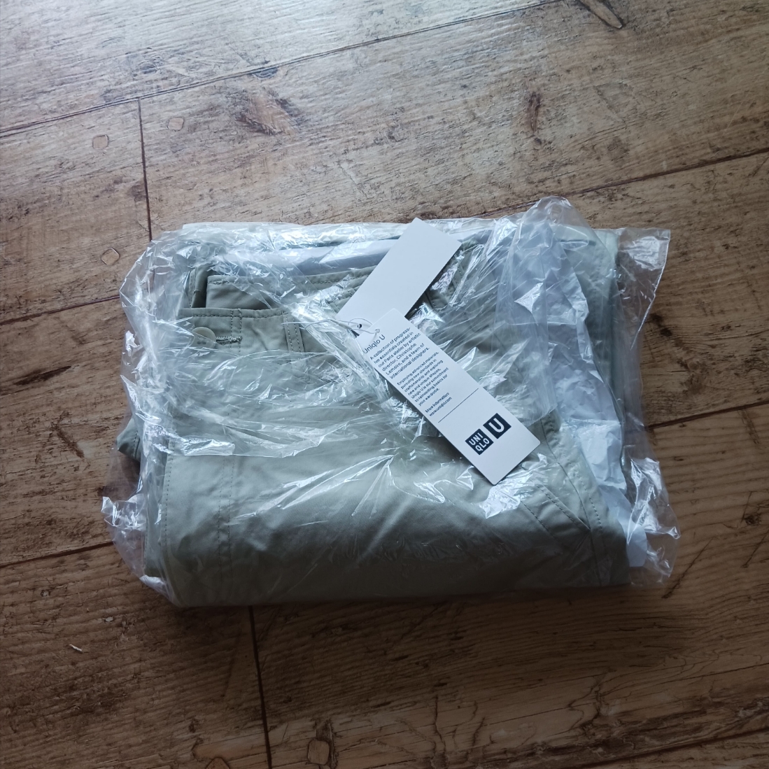 Uniqlo UT x Kaws Long Sleeve Sweatshirt Black, Uniqlo UT x Kaws Short Sleeve Graphic T-Shirt White 착용 스타일 - 1