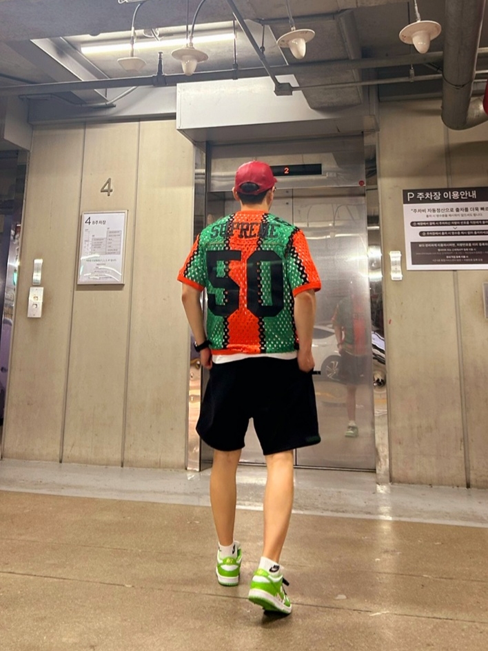 Supreme Crochet Football Jersey Orange - 23SS, Supreme Leather Camp Cap Red - 21SS 착용 스타일 - 3