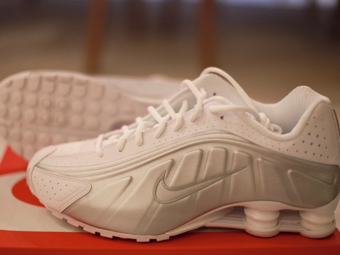 (W) Nike Shox R4 White Metallic Silver, Nike Shox R4 White Metallic 착용 스타일 - 4