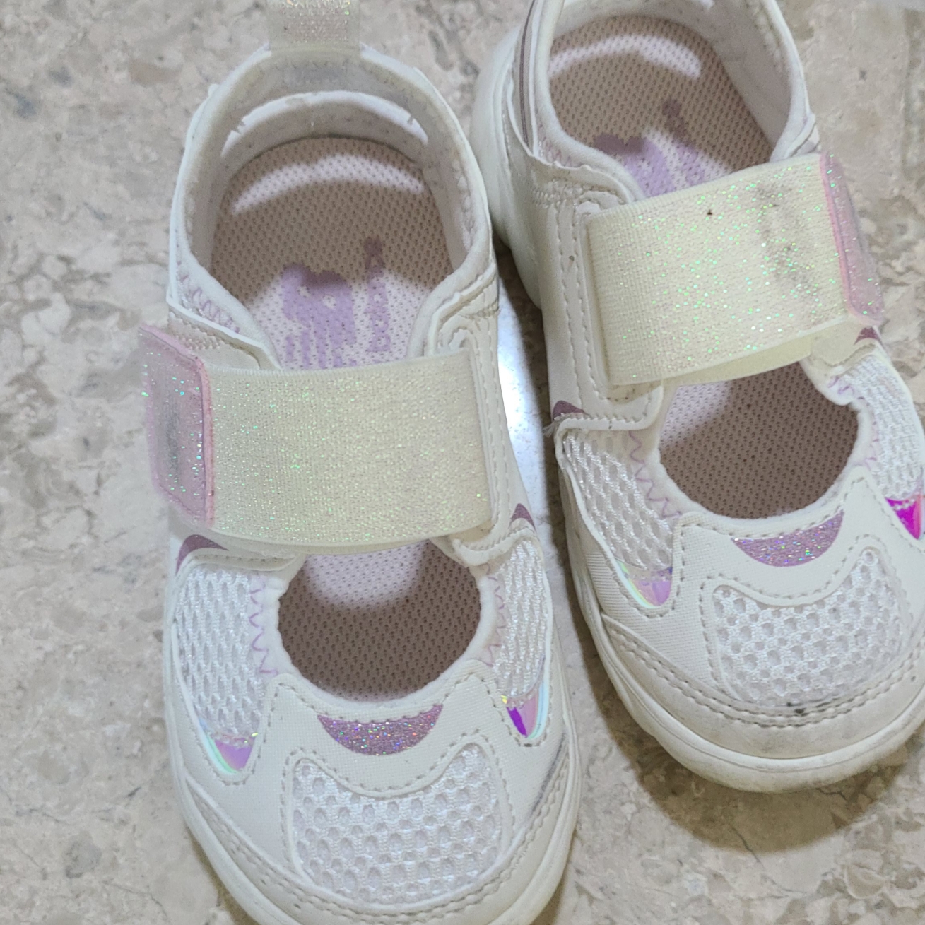 (Kids) New Balance Freedle 920 Sandal White 착용 스타일 - 2