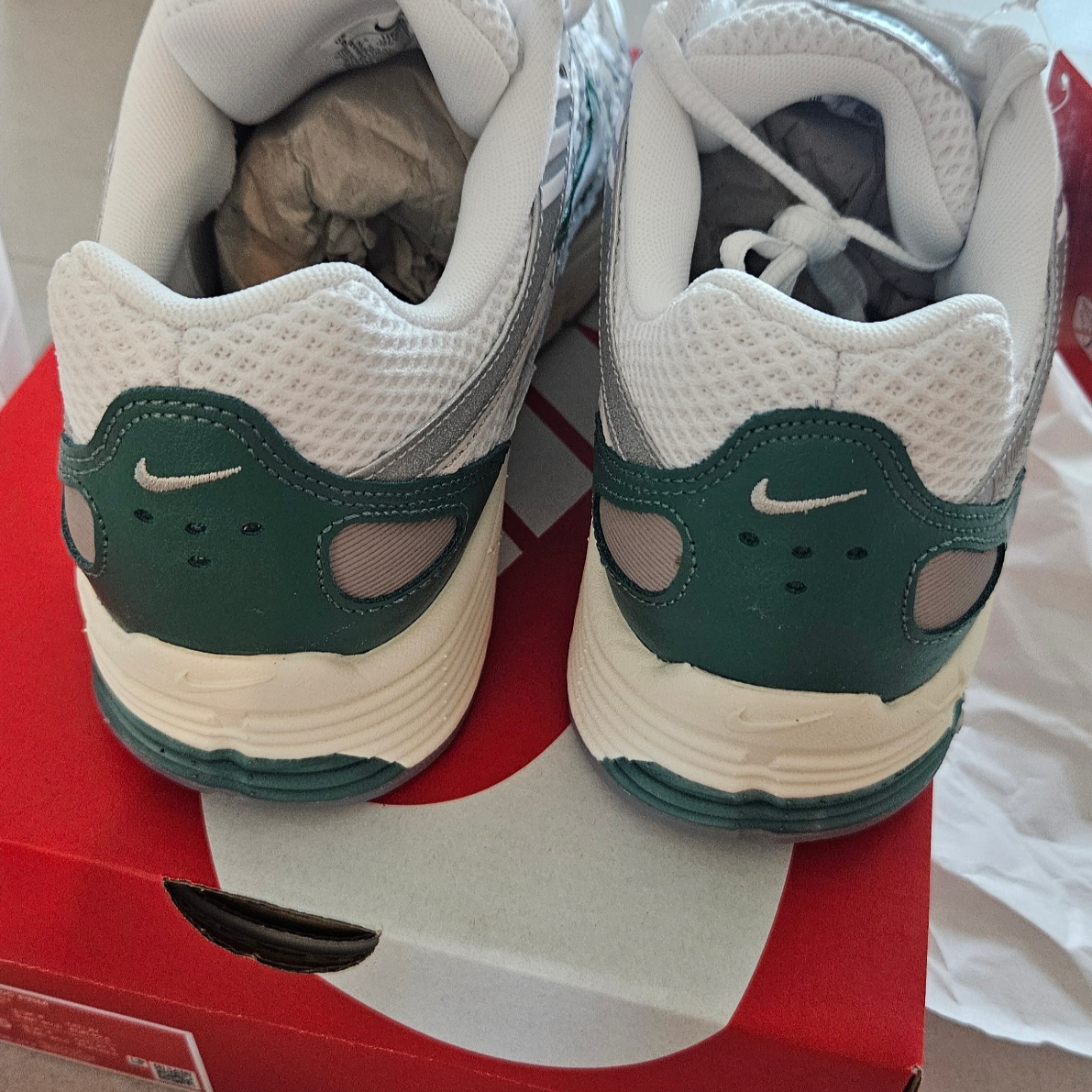 Nike P-6000 Light Bone White Metallic Silver 착용 스타일 - 4