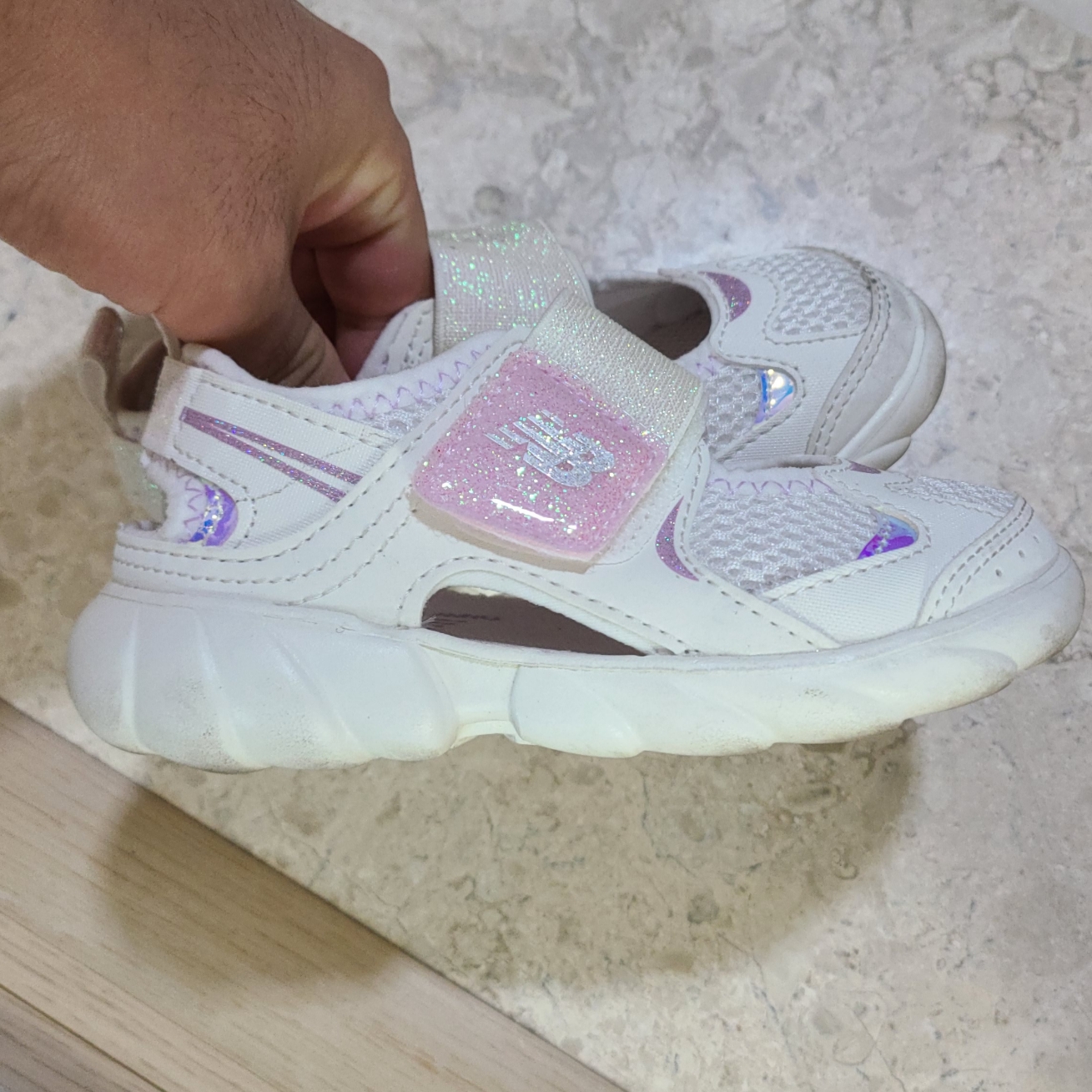 (Kids) New Balance Freedle 920 Sandal White 착용 스타일 - 1