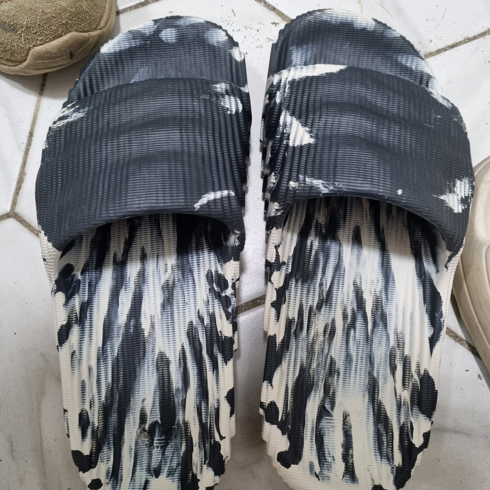 Adidas Adilette 22 Carbon Aluminium 착용 스타일