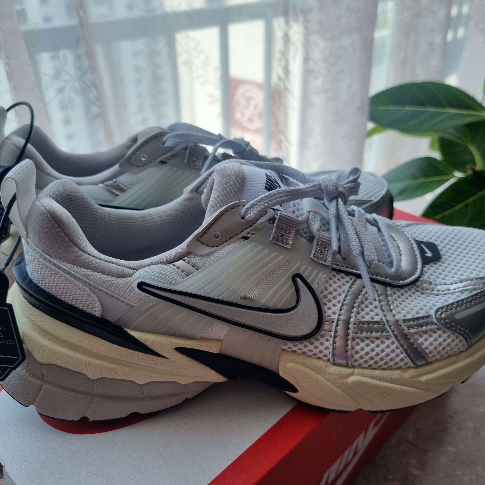 Nike V2K Run Summit White Metallic Silver 착용 스타일 - 3