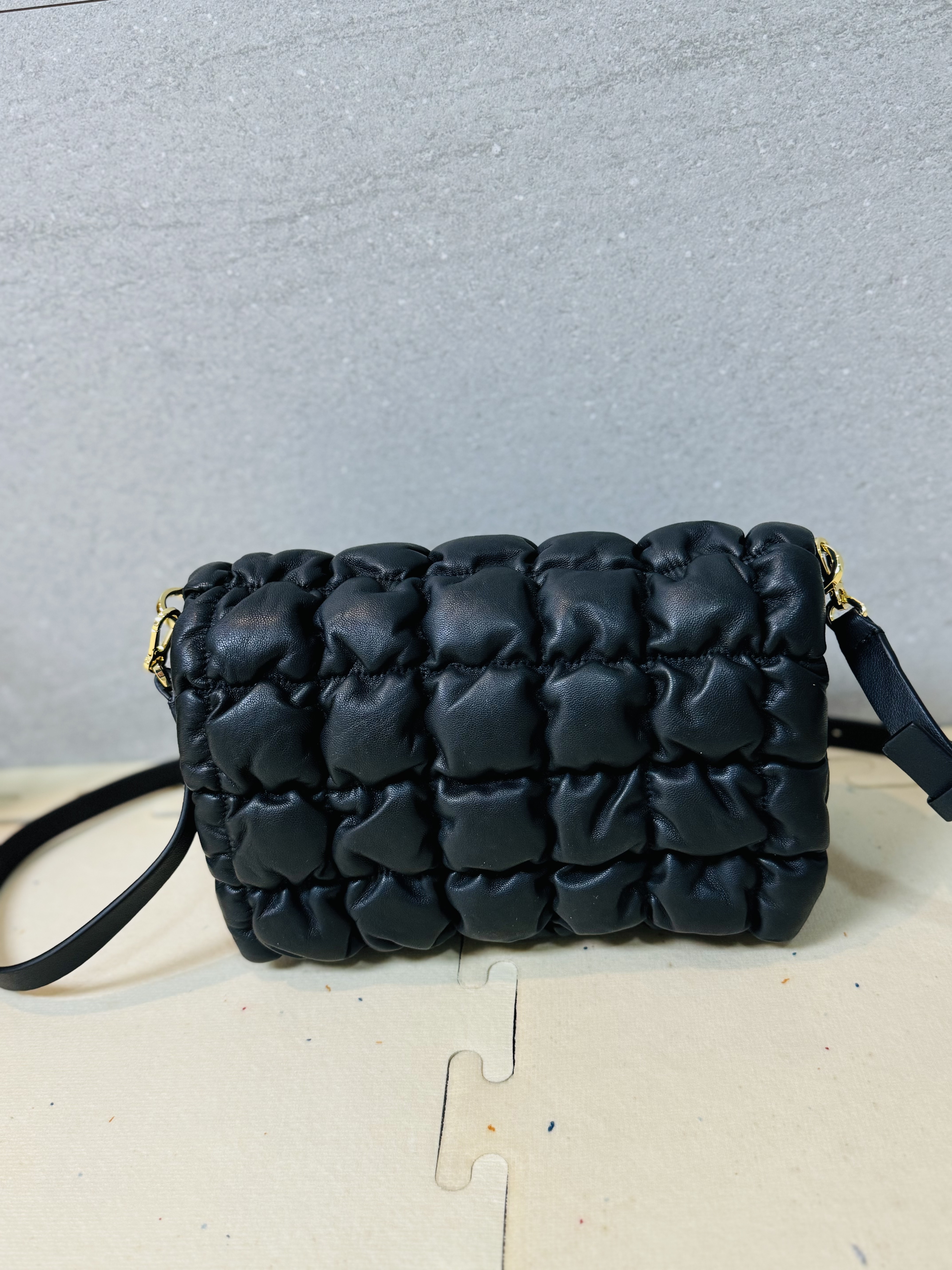 COS Quilted Crossbody Bag Leather Black 착용 스타일 - 2