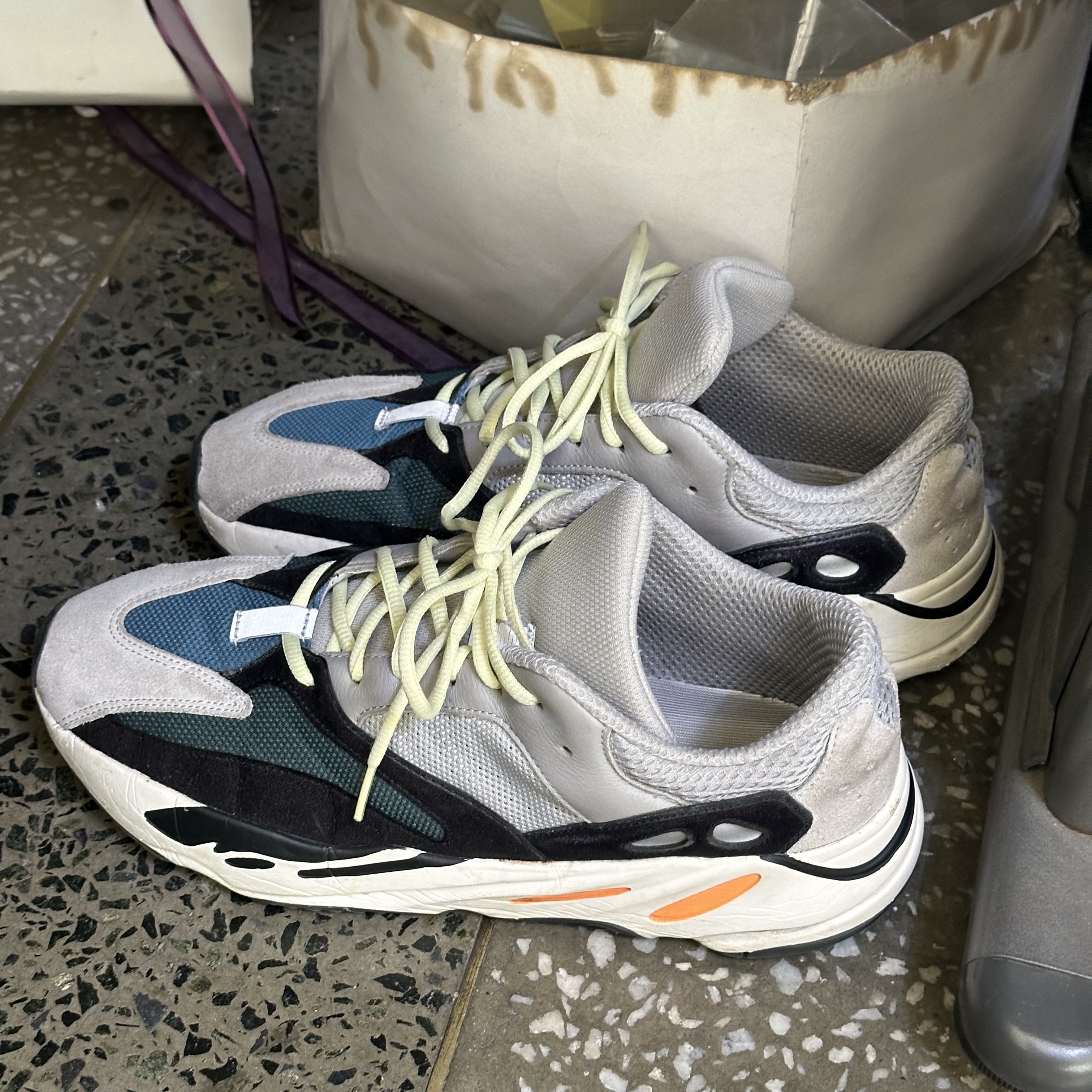 Adidas Yeezy Boost 700 Wave Runner Solid Grey 2017/2019 착용 스타일
