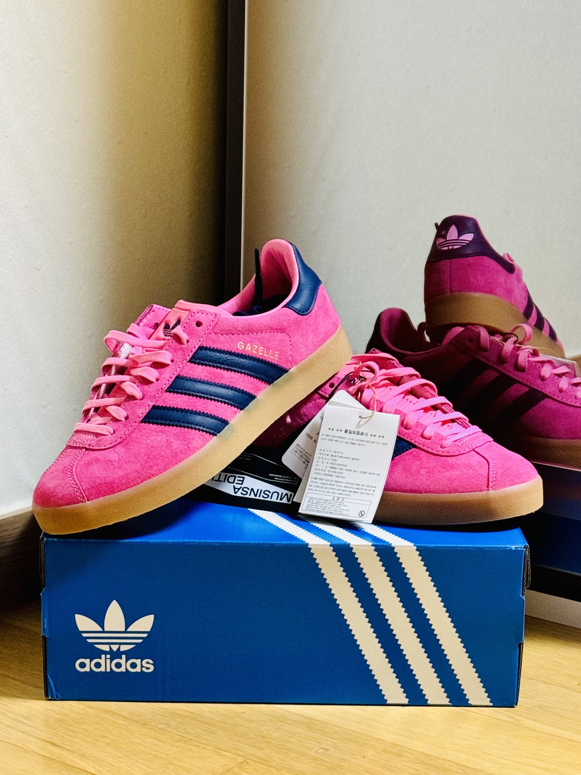 Adidas Gazelle 85 Bliss Pink Dark Blue 착용 스타일