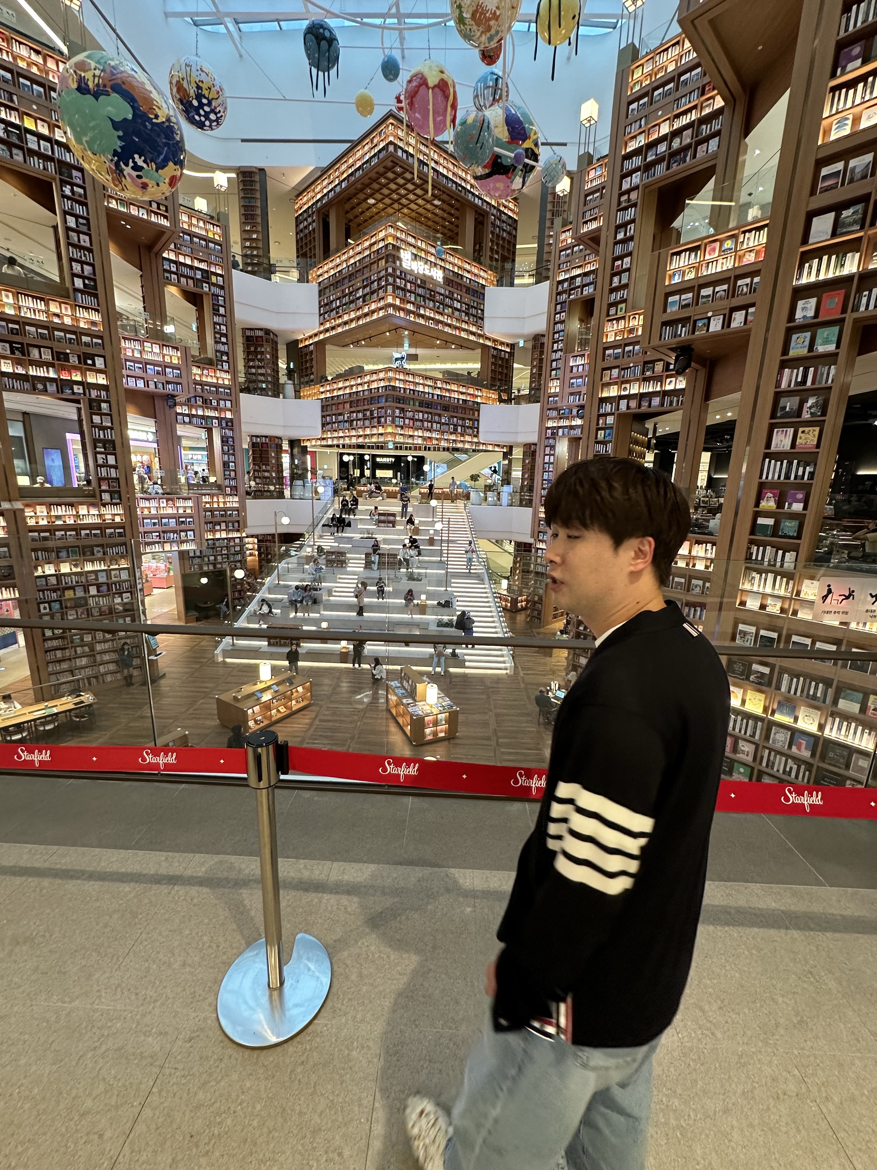 Thom Browne Sustainable Fine Merino Wool 4-Bar Classic Cardigan Navy, Maison Margiela Replica Paint Drop Sneakers 착용 스타일 - 3