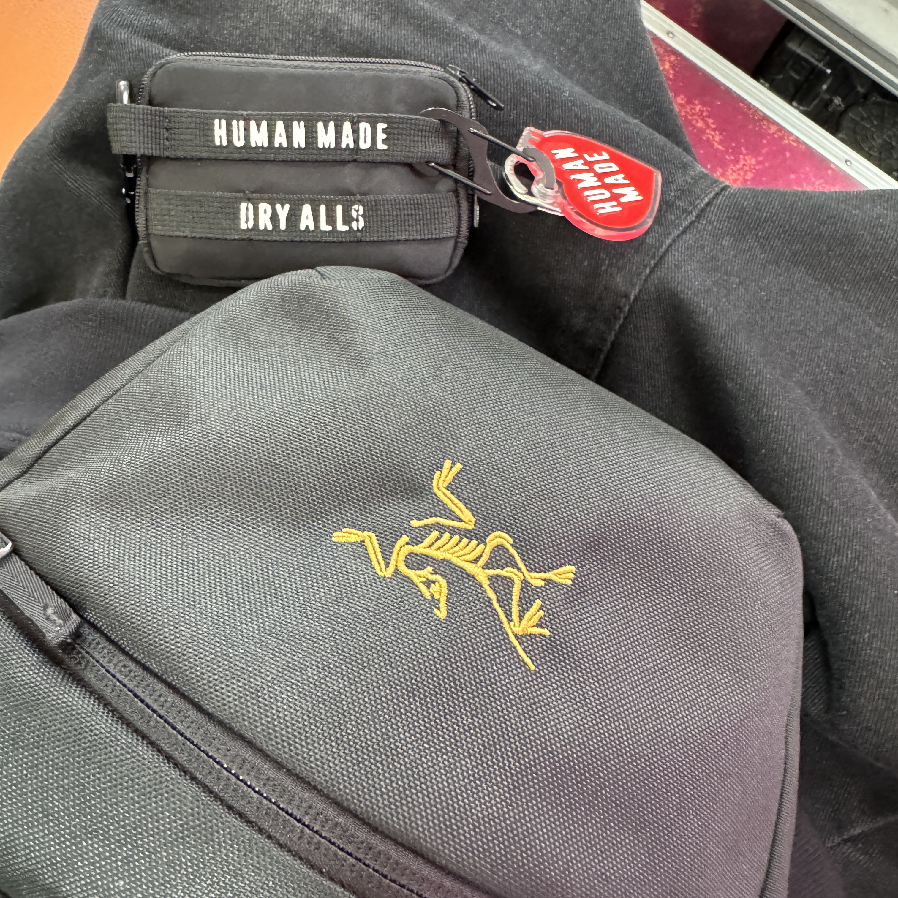 Arc'teryx Mantis 2 Waistpack 24K Black, Human Made Heart Keyring Red 착용 스타일