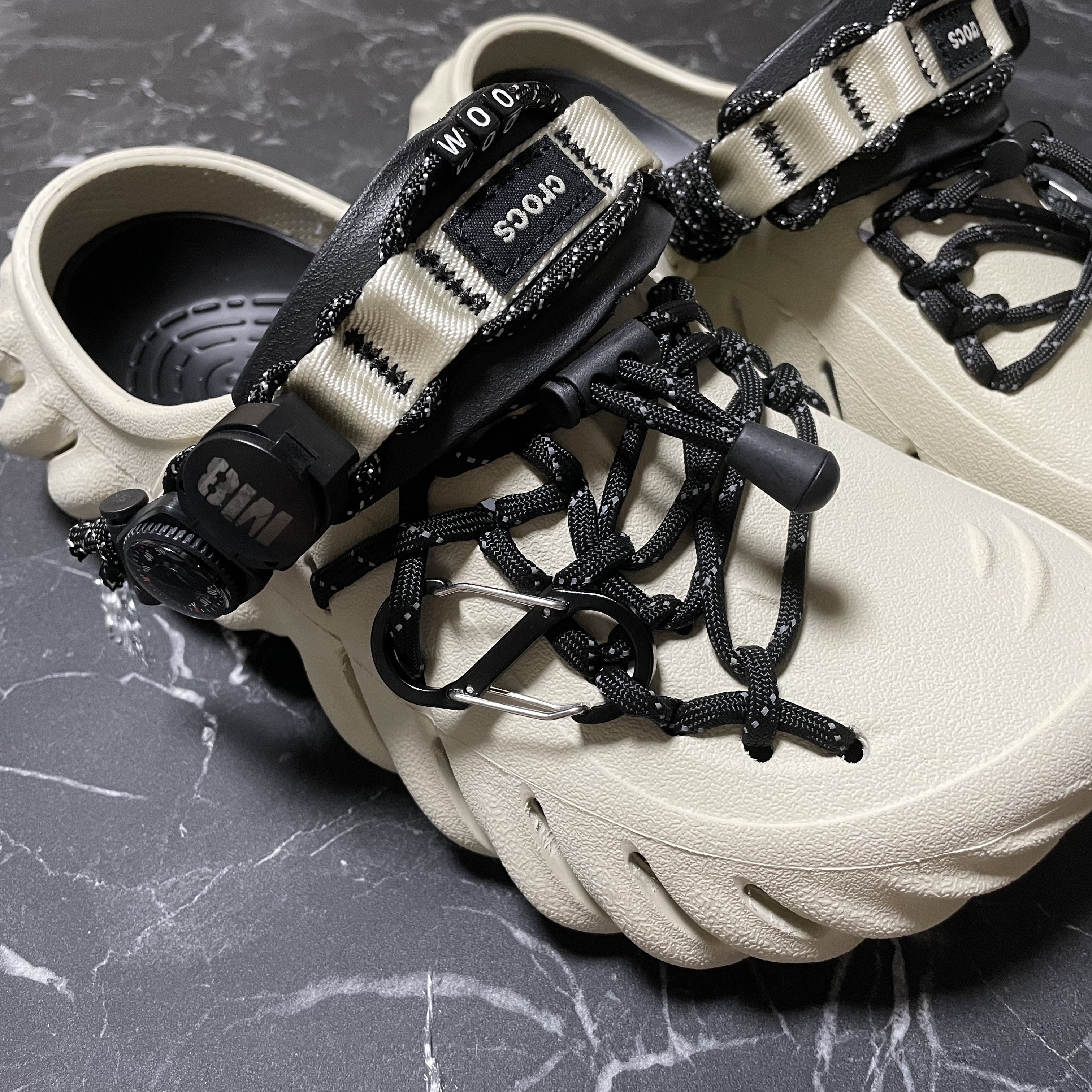 Crocs Echo Clog Bone Black 착용 스타일 - 2