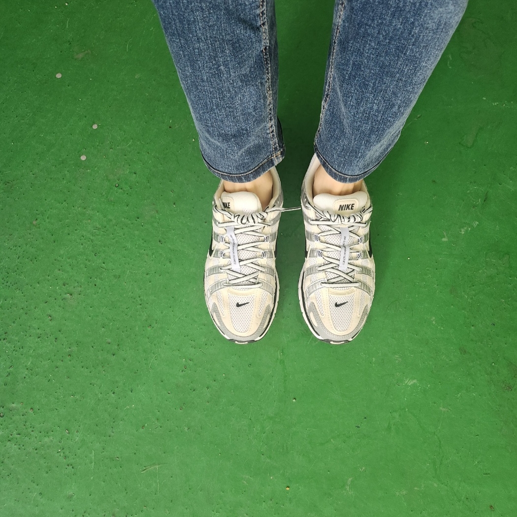 (W) Nike P-6000 Coconut Milk Metallic Silver 착용 스타일 - 2