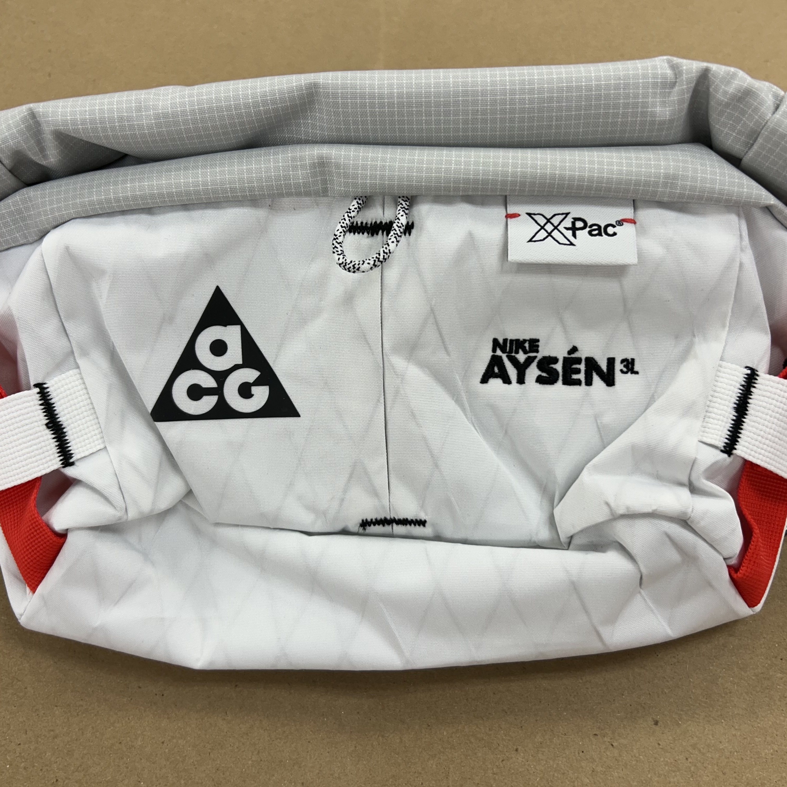 Nike ACG Aisen Penny Pack 3L White Photon Dust 착용 스타일