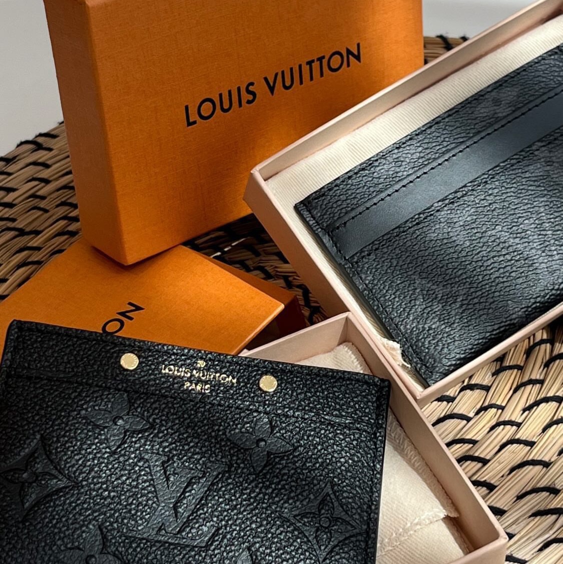 Louis Vuitton Card Holder Monogram Empreinte Black 착용 스타일