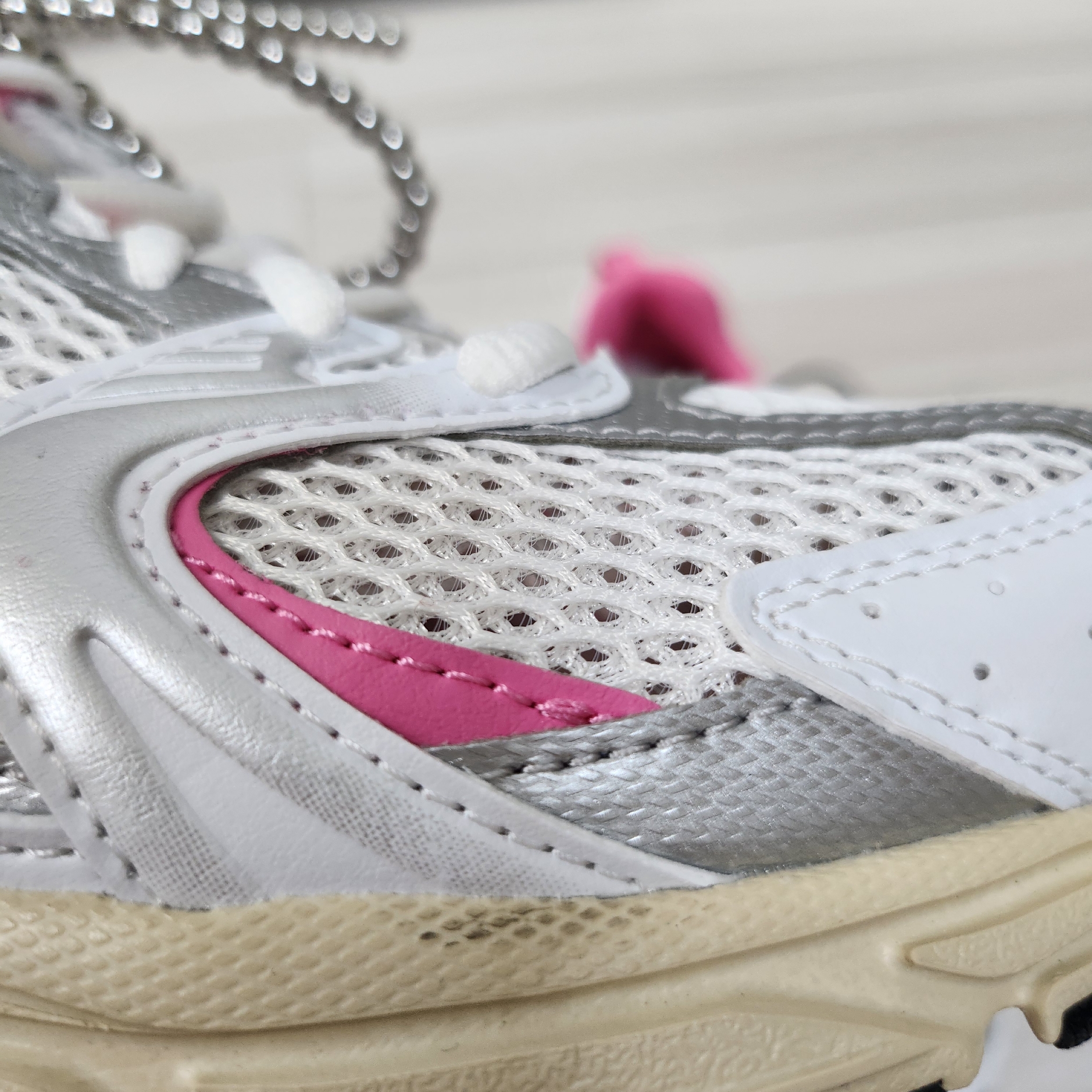 New Balance 530 White Pink 착용 스타일 - 1