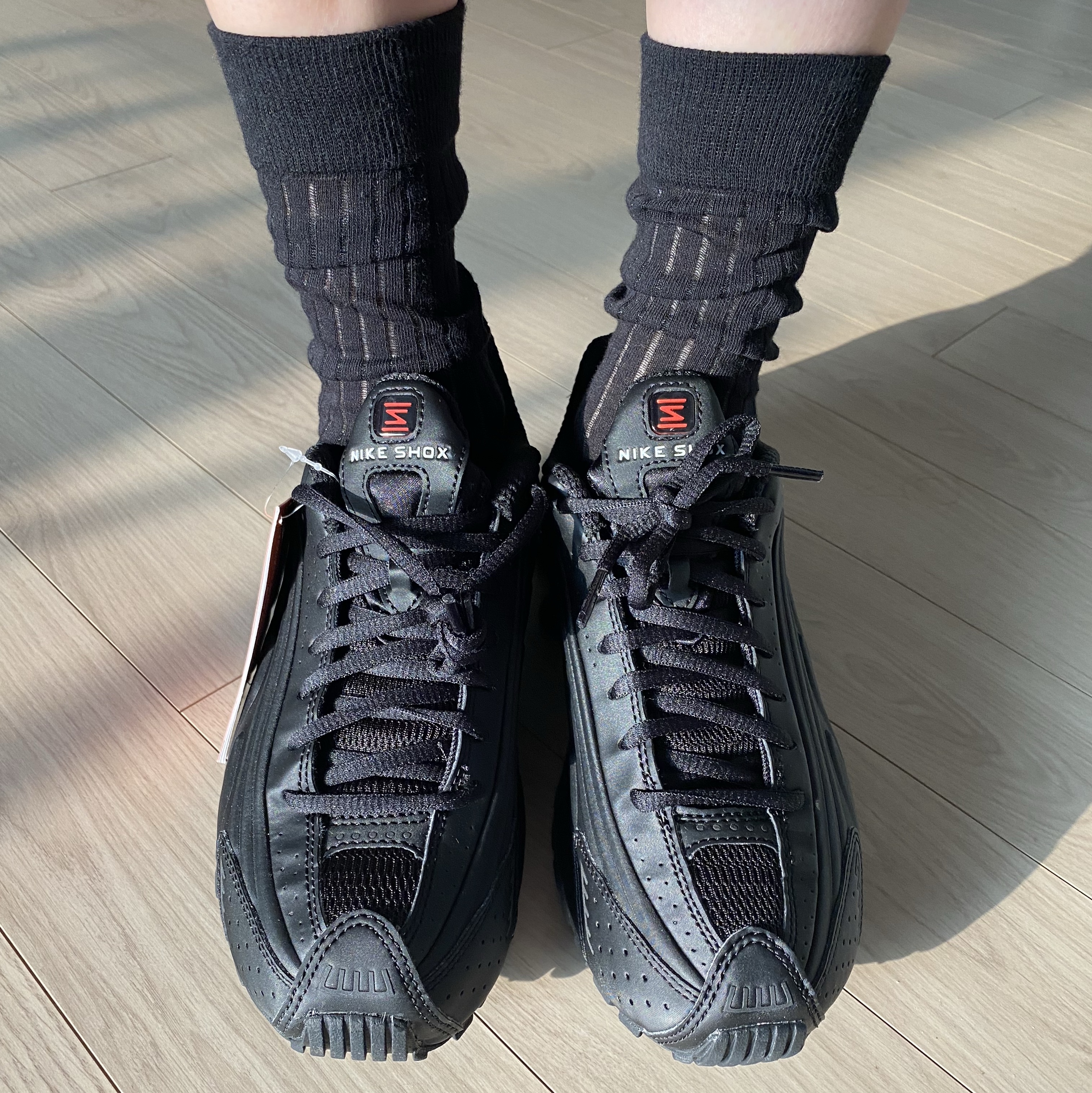 (W) Nike Shox R4 Black 착용 스타일 - 1