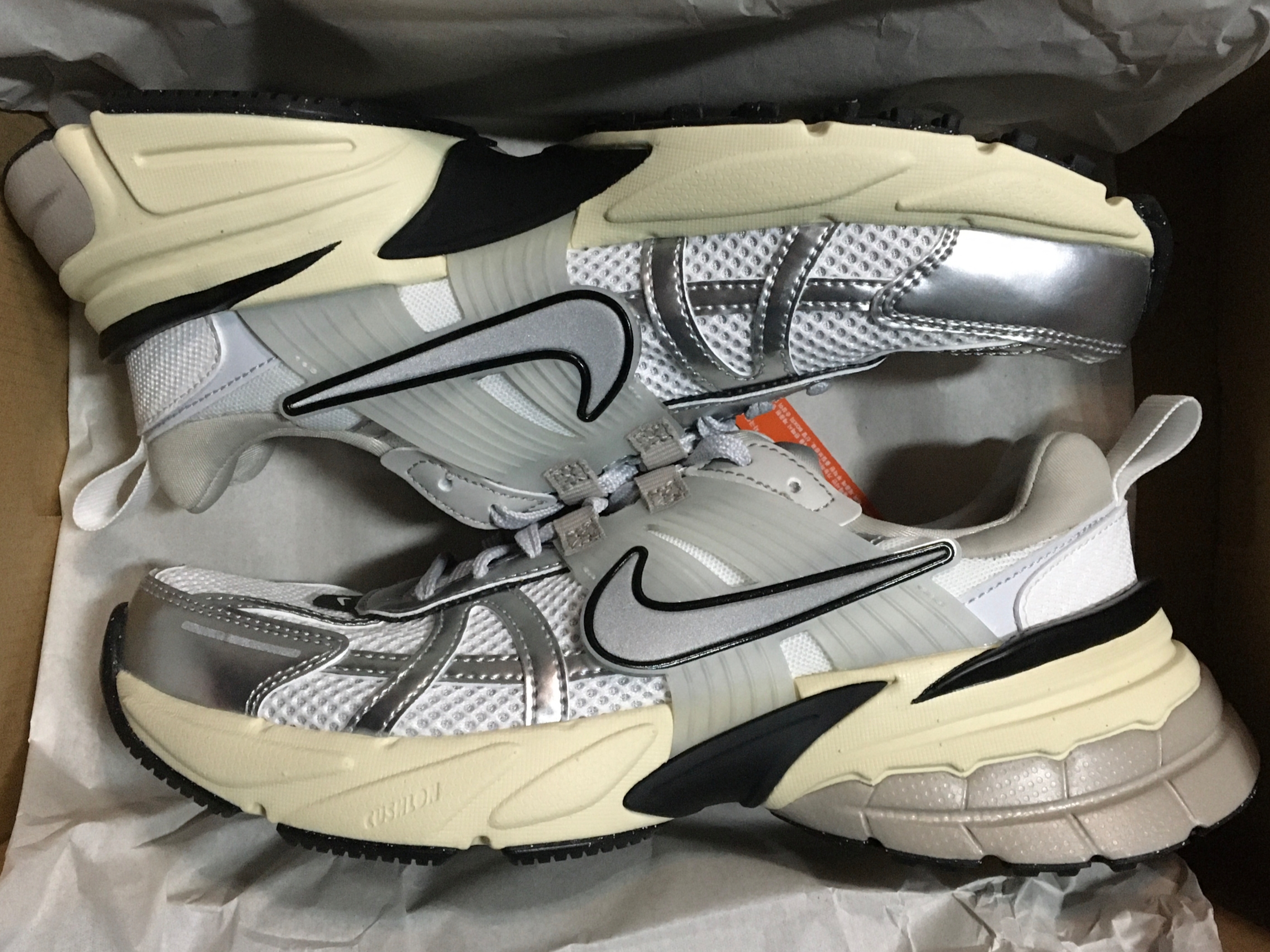 Nike V2K Run Summit White Metallic Silver 착용 스타일
