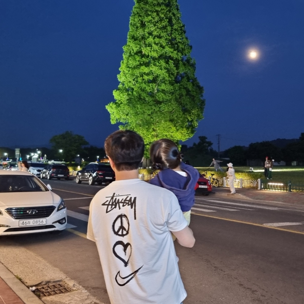 Nike x Stussy NRG RA T-Shirt Summit White (DM4943-121), Nike x Sacai VaporWaffle Royal Fuchsia 착용 스타일 - 3