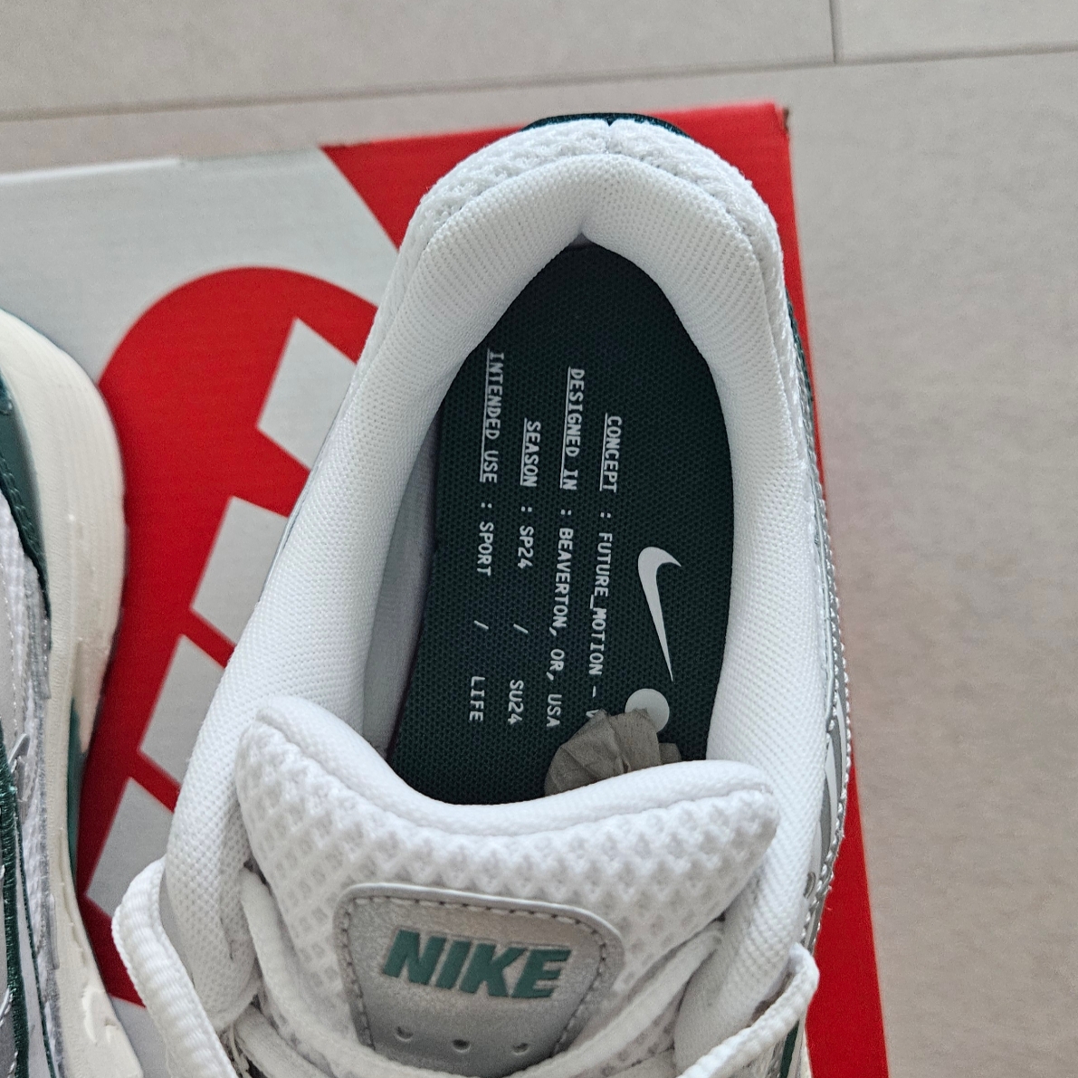 Nike P-6000 Light Bone White Metallic Silver 착용 스타일 - 2