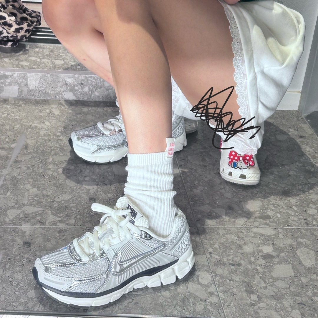 (W) Nike Zoom Vomero 5 Photon Dust and Metallic Silver 착용 스타일 - 2