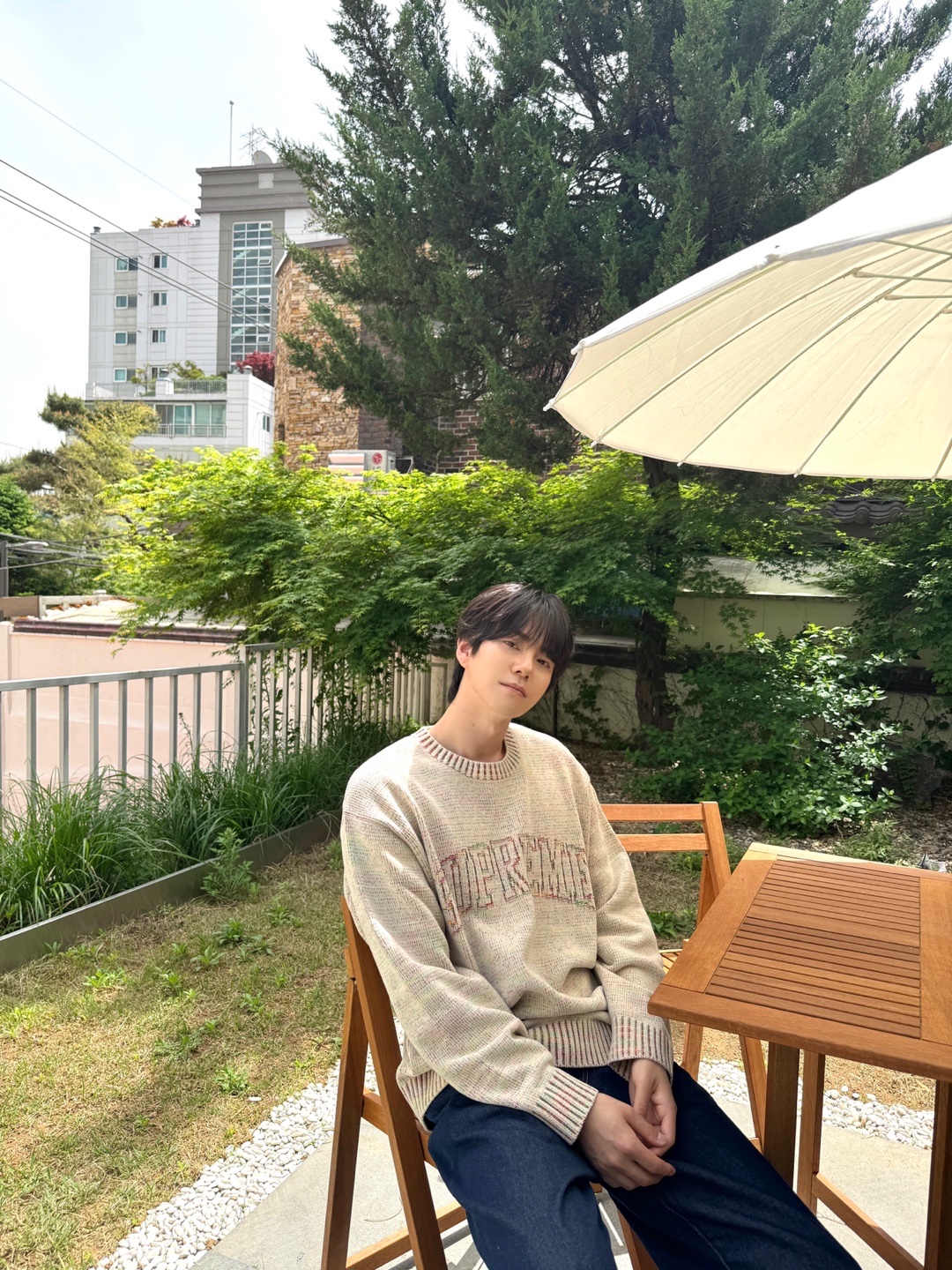 Supreme Contrast Arc Sweater White - 24SS 착용 스타일 - 1