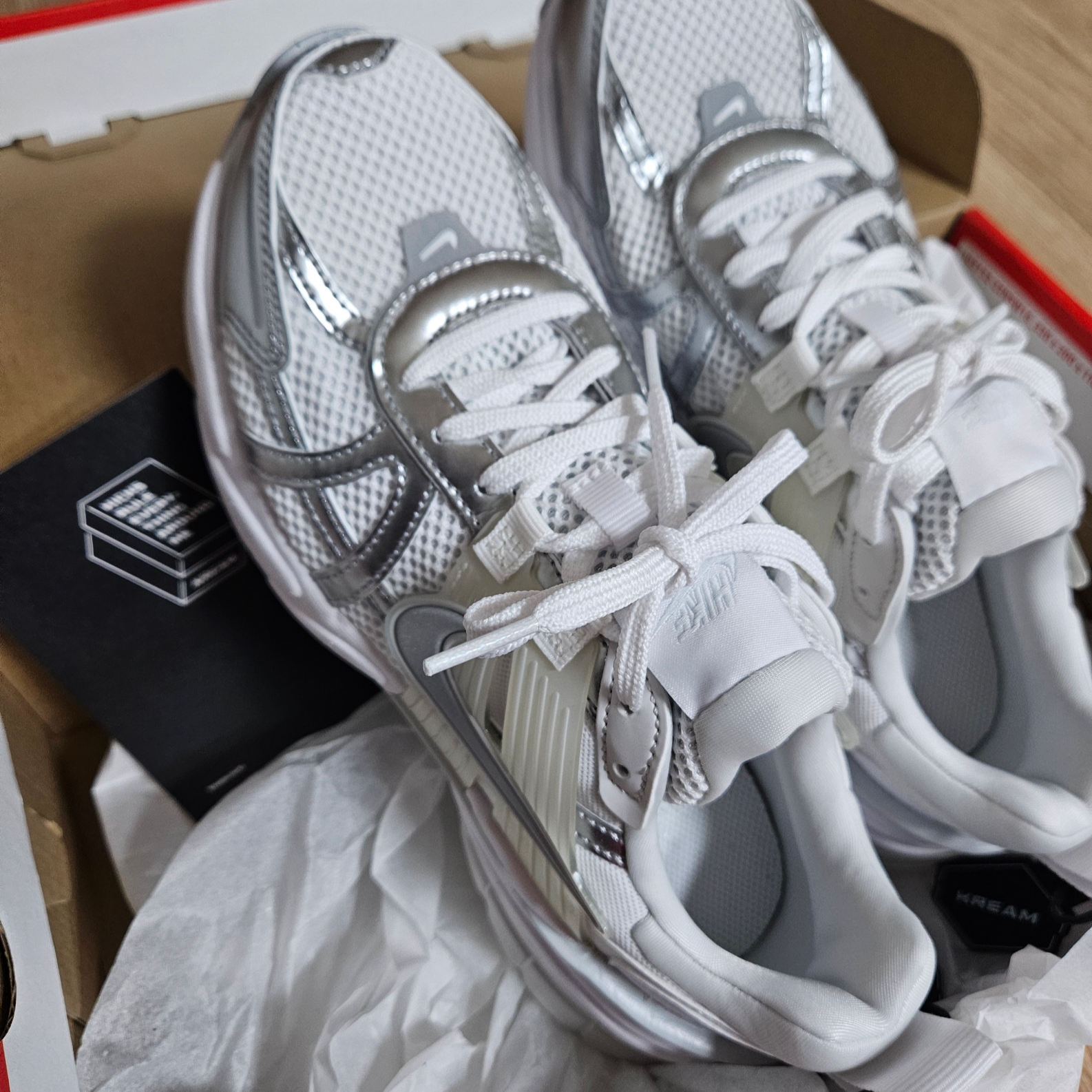 Nike V2K Run Metallic Silver White 착용 스타일