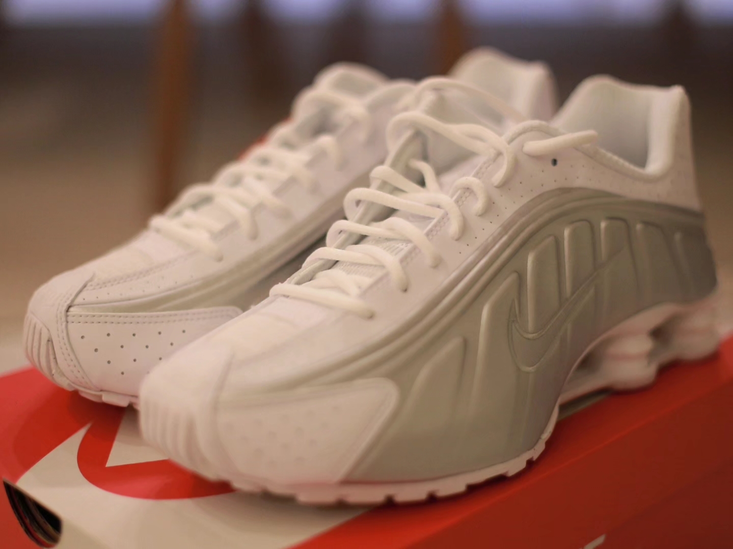 (W) Nike Shox R4 White Metallic Silver, Nike Shox R4 White Metallic 착용 스타일 - 2