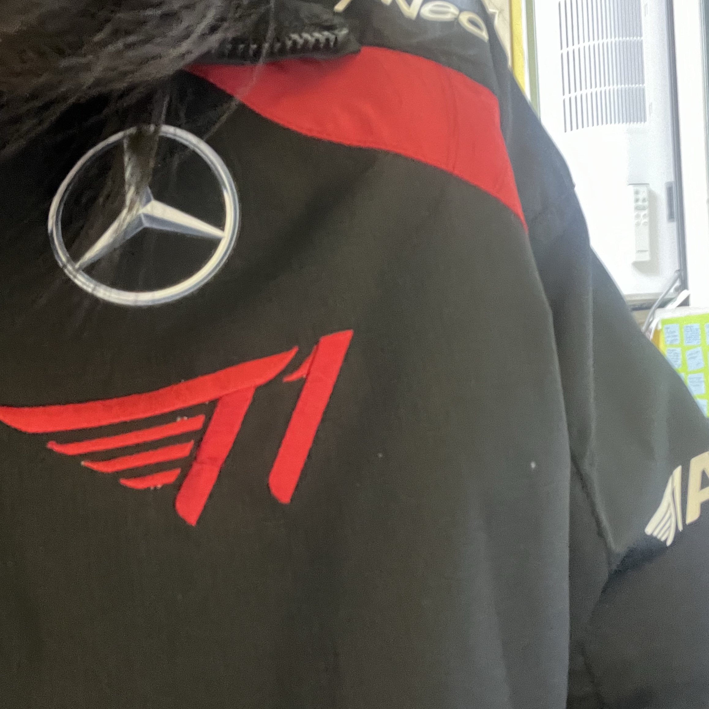 T1 2024 Spring LCK Uniform Jacket Black (Non Marking Ver.) 착용 스타일