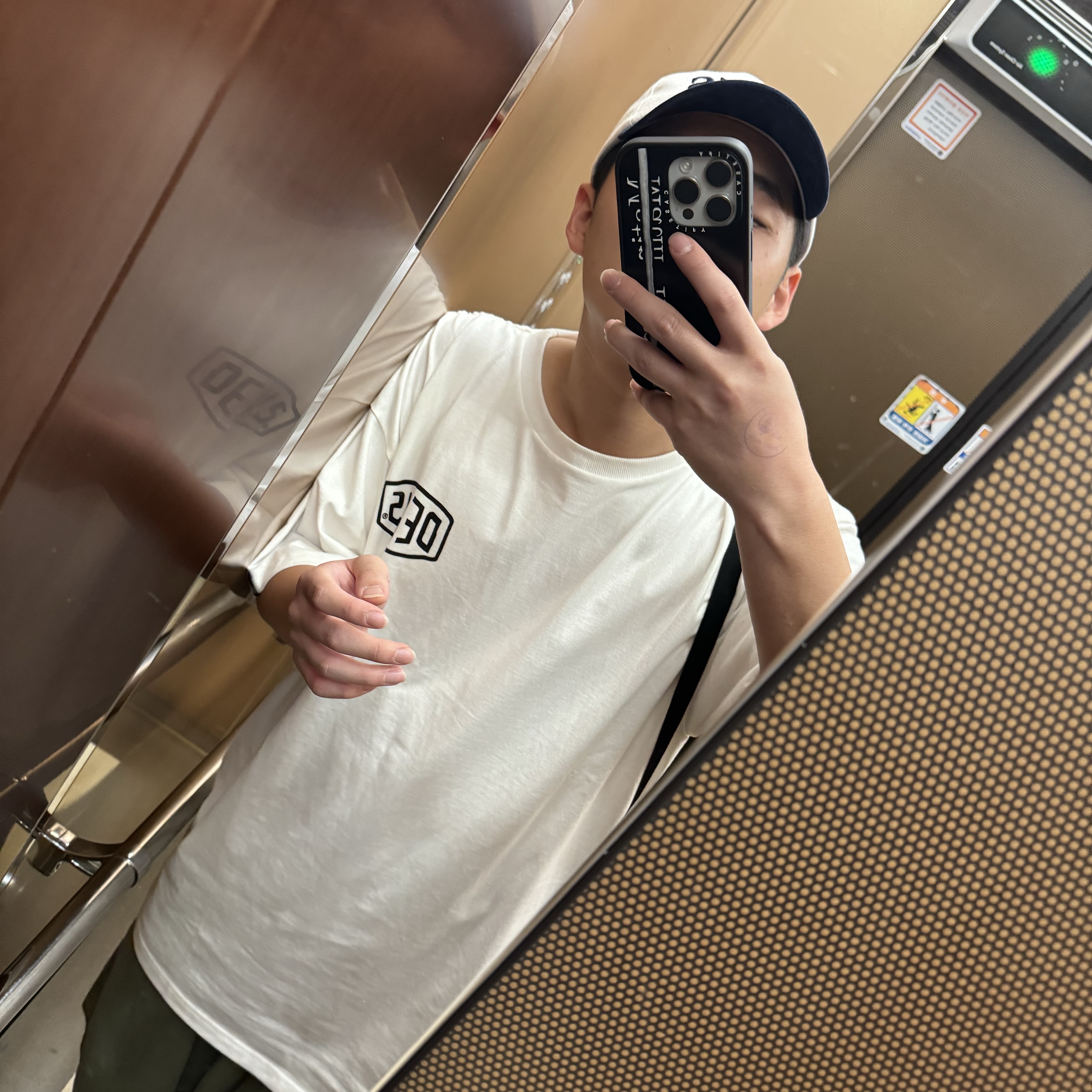 BAPE Big Ape Head T-Shirt White, Deus Ex Machina Seoul College T-Shirt White 착용 스타일 - 2