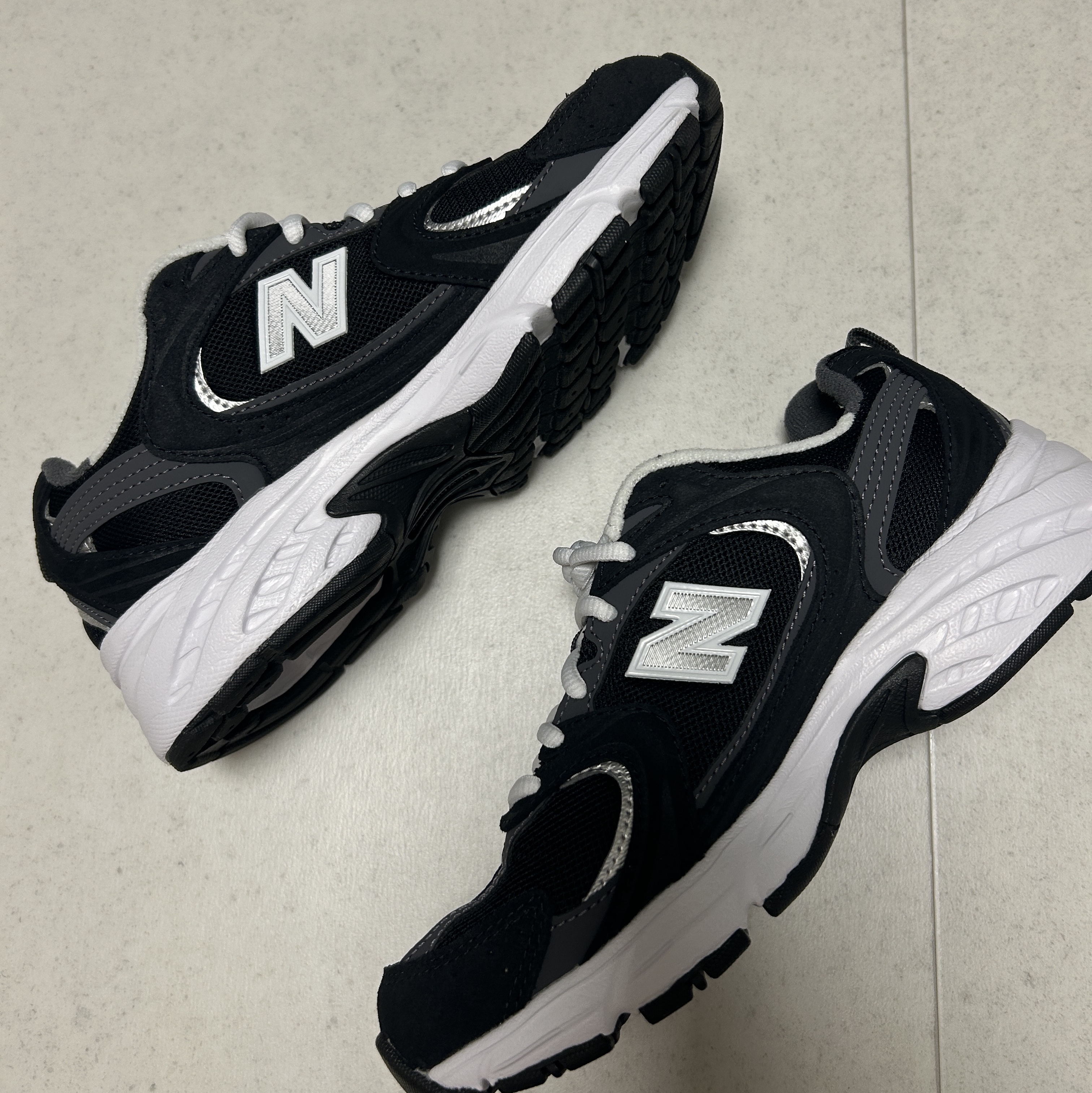 New Balance 530 Classic Black 착용 스타일 - 1