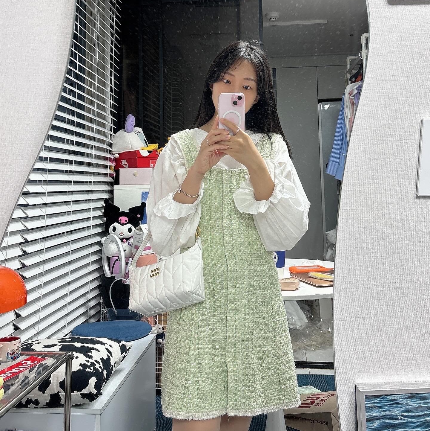 Miu Miu Spirit Matelasse Patent Leather Mini Bag White 착용 스타일 - 2