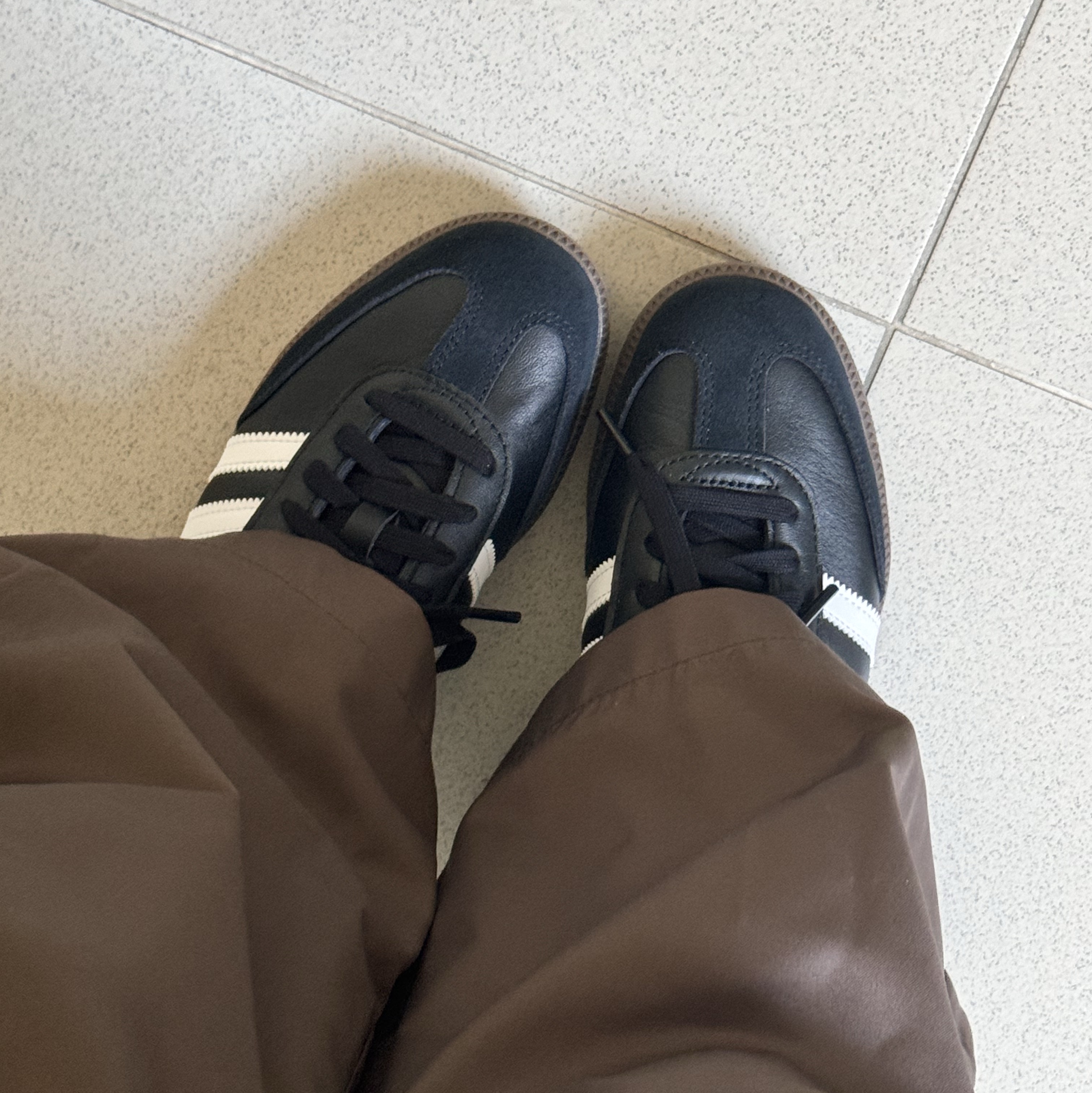 Adidas Samba OG Black White Gum 착용 스타일 - 2