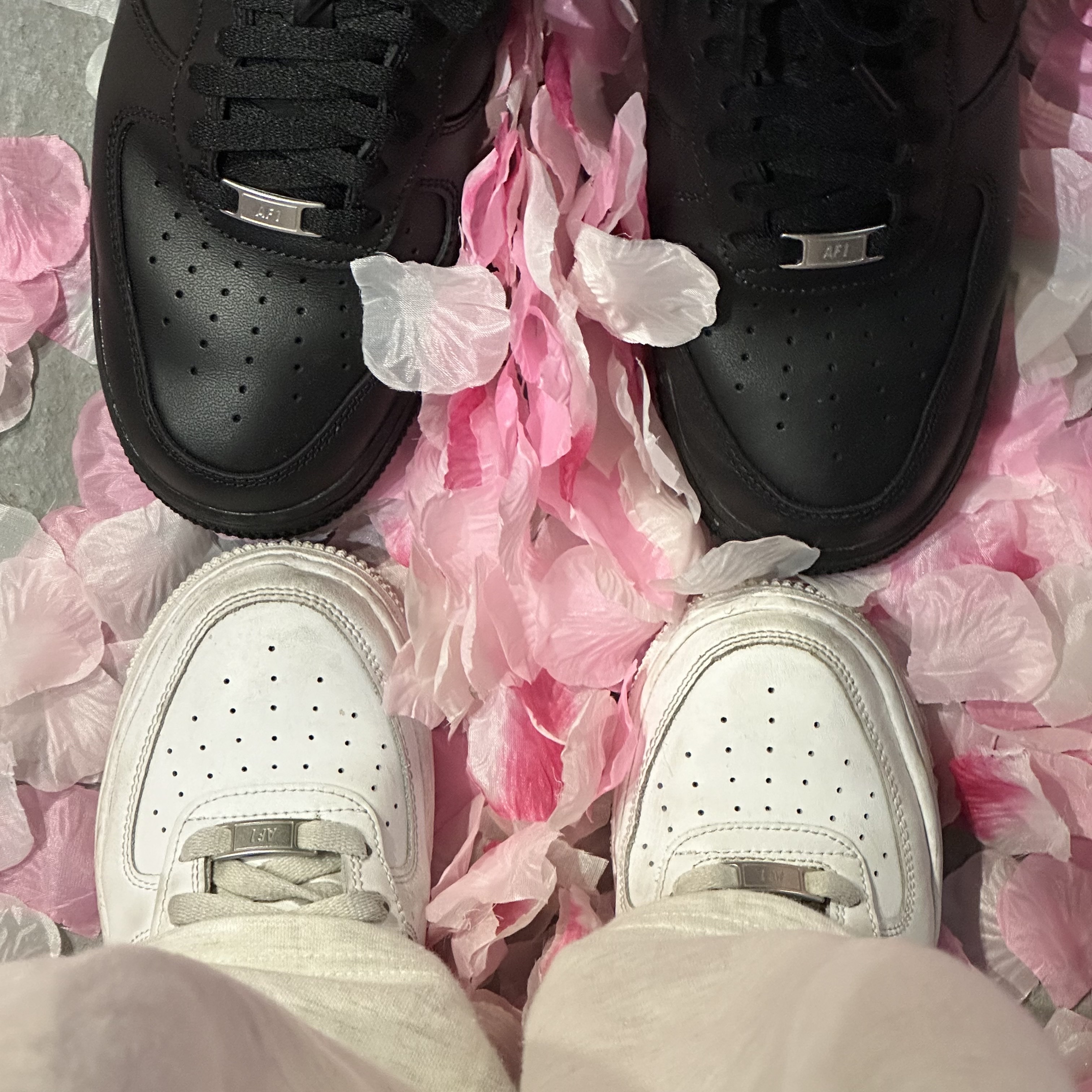 Nike Air Force 1 '07 Low Triple Black, (GS) Nike Air Force 1 LE White 착용 스타일