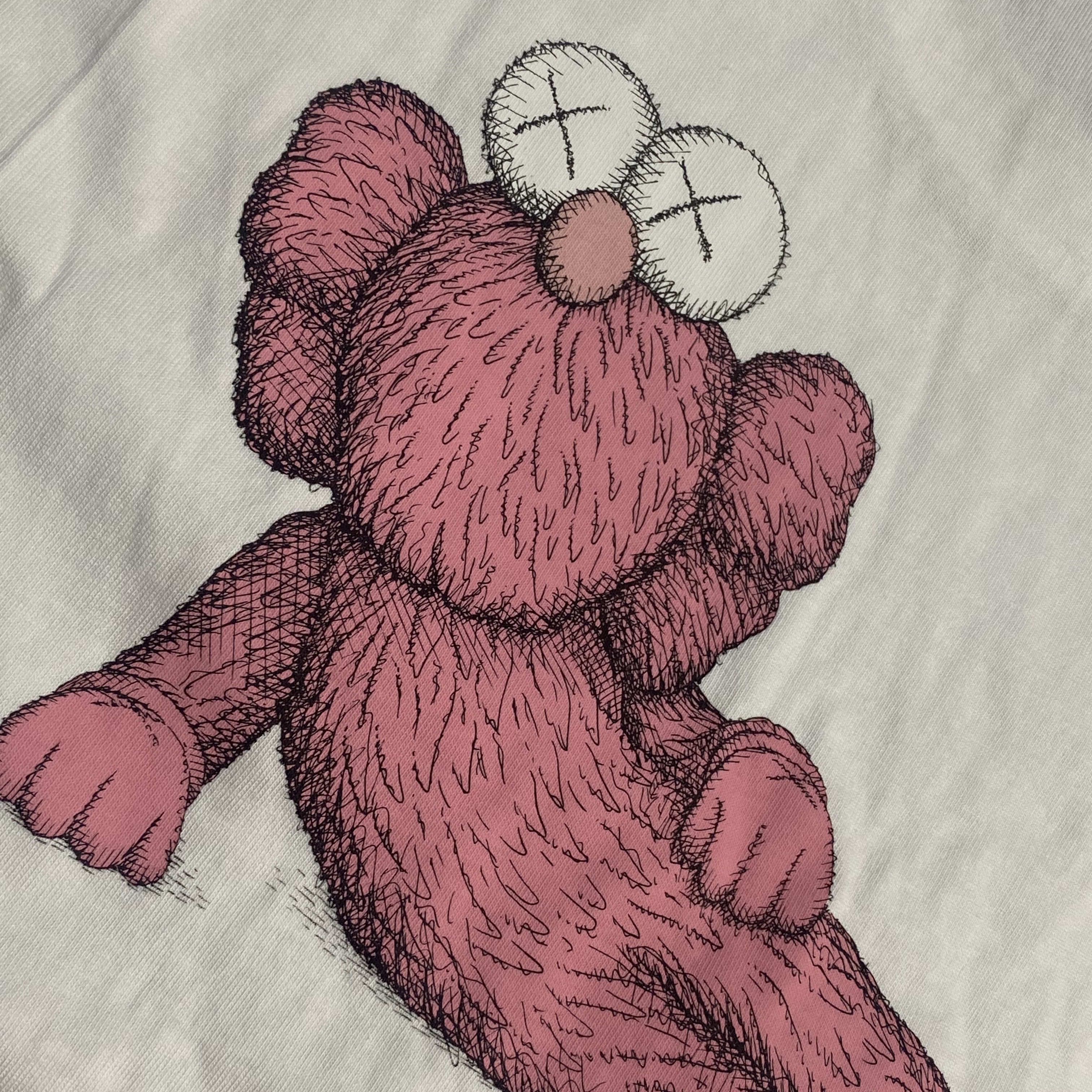 Uniqlo UT x Kaws Short Sleeve Graphic T-Shirt White 착용 스타일