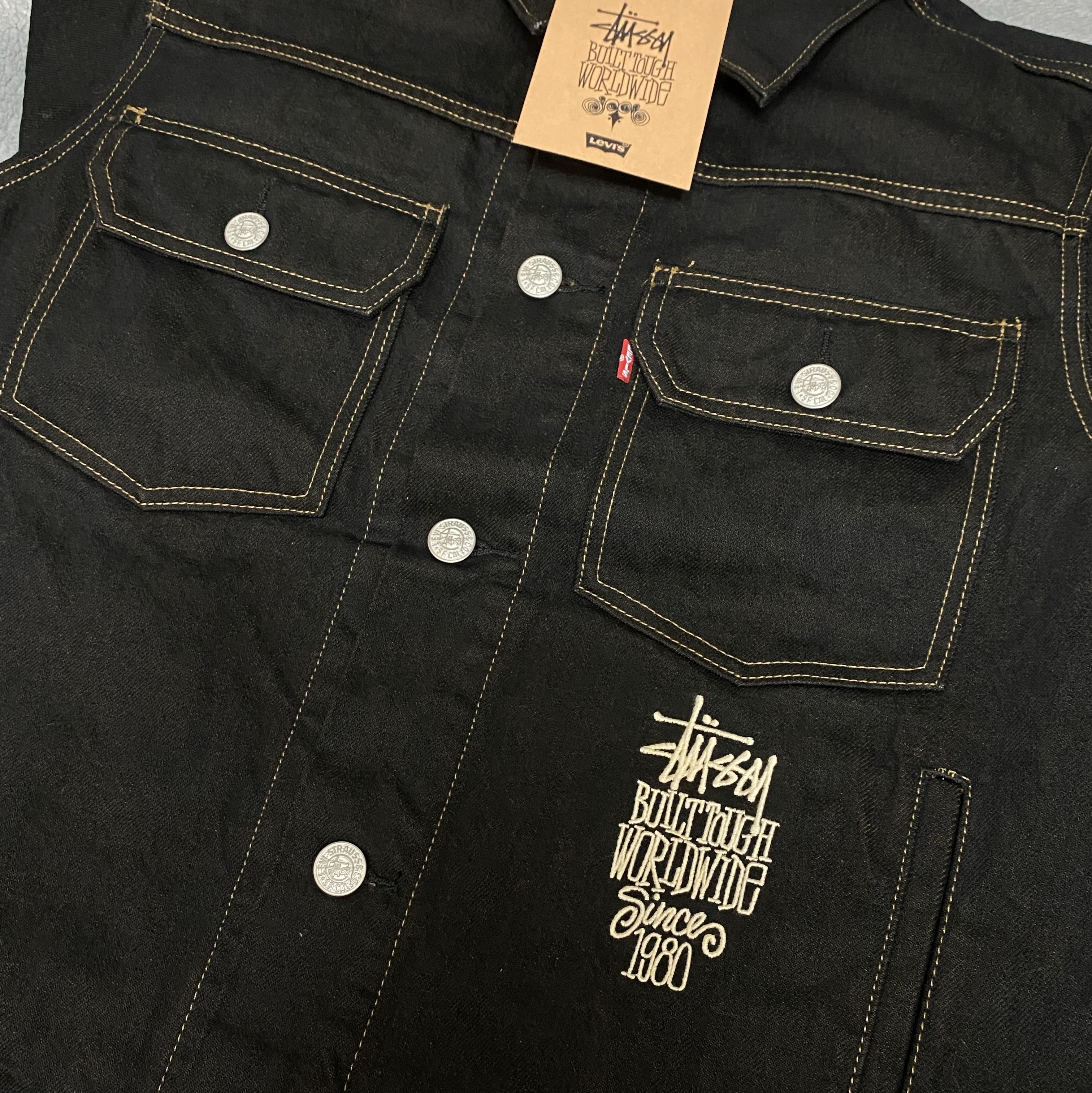Stussy x Levi's Crispy Rinse Trucker Jacket Black 착용 스타일