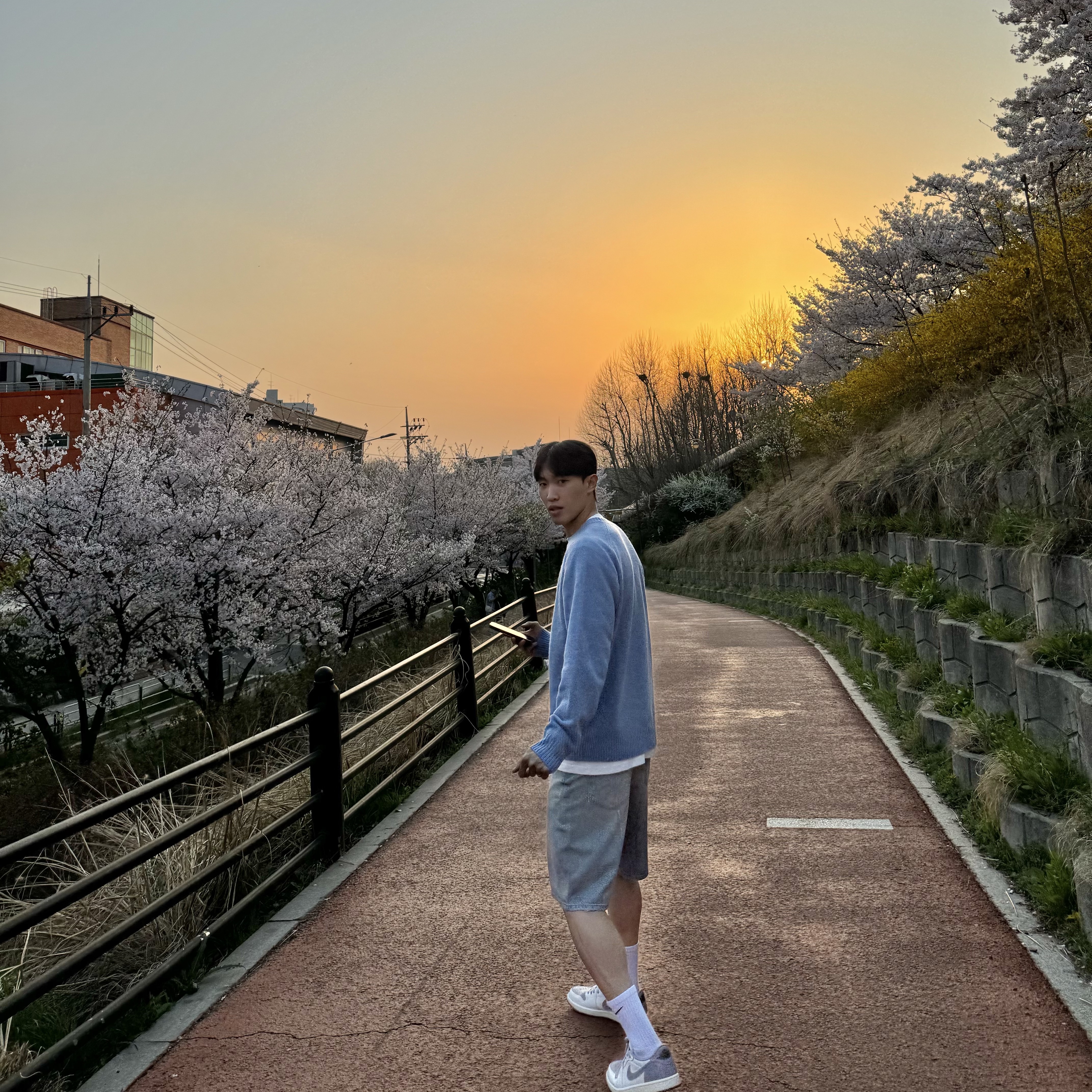 Jordan 1 Retro Low OG Atmosphere Grey, Zara Denim Baggy Bermuda Shorts Mid Blue 착용 스타일