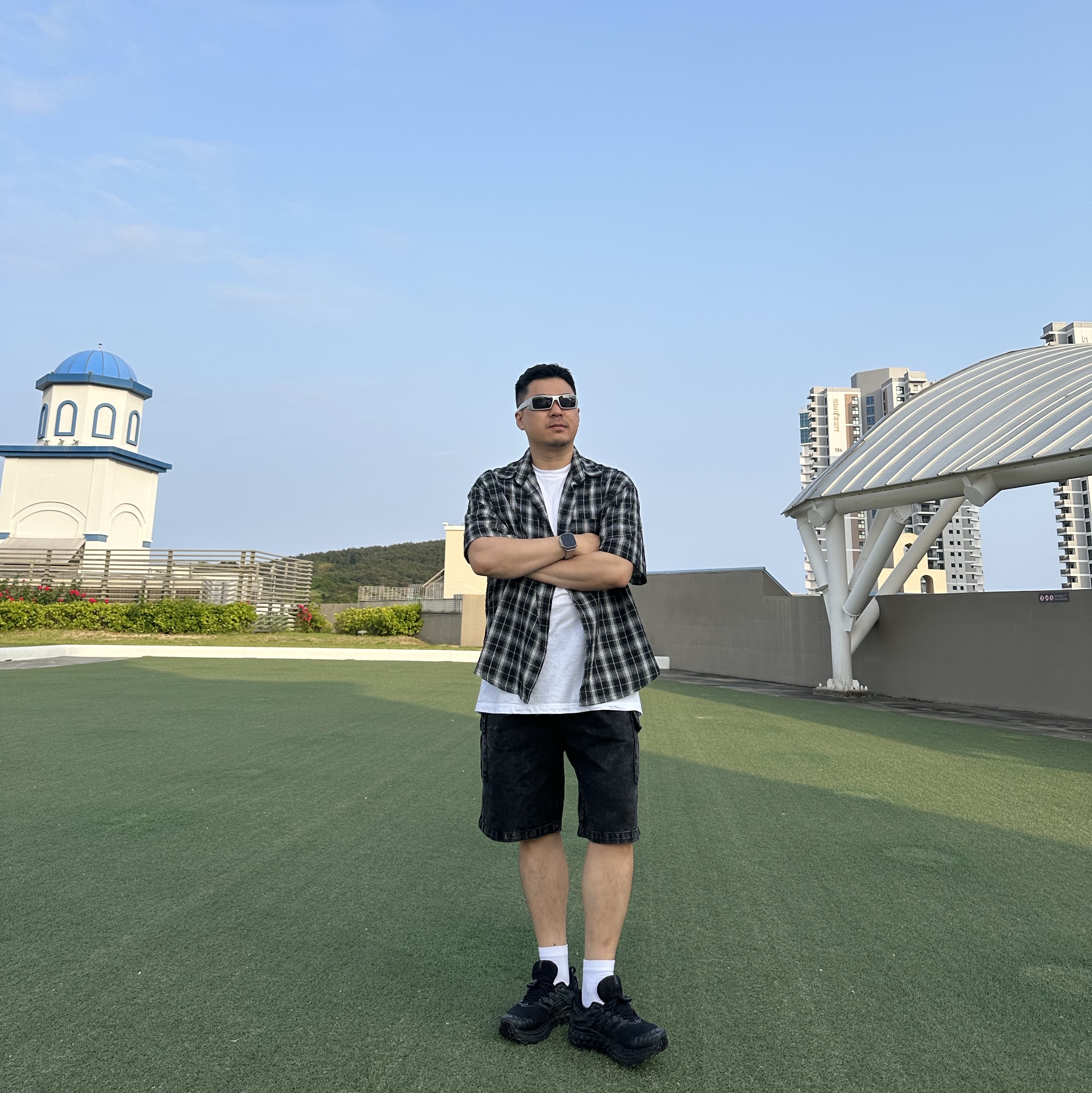 Oakley Gascan Polished Black Frame Prizm Ruby Lenses High Bridge Fit, Apple Watch Ultra 2 49mm Titanium Case with Ocean Band Blue (Korean Ver.) 착용 스타일
