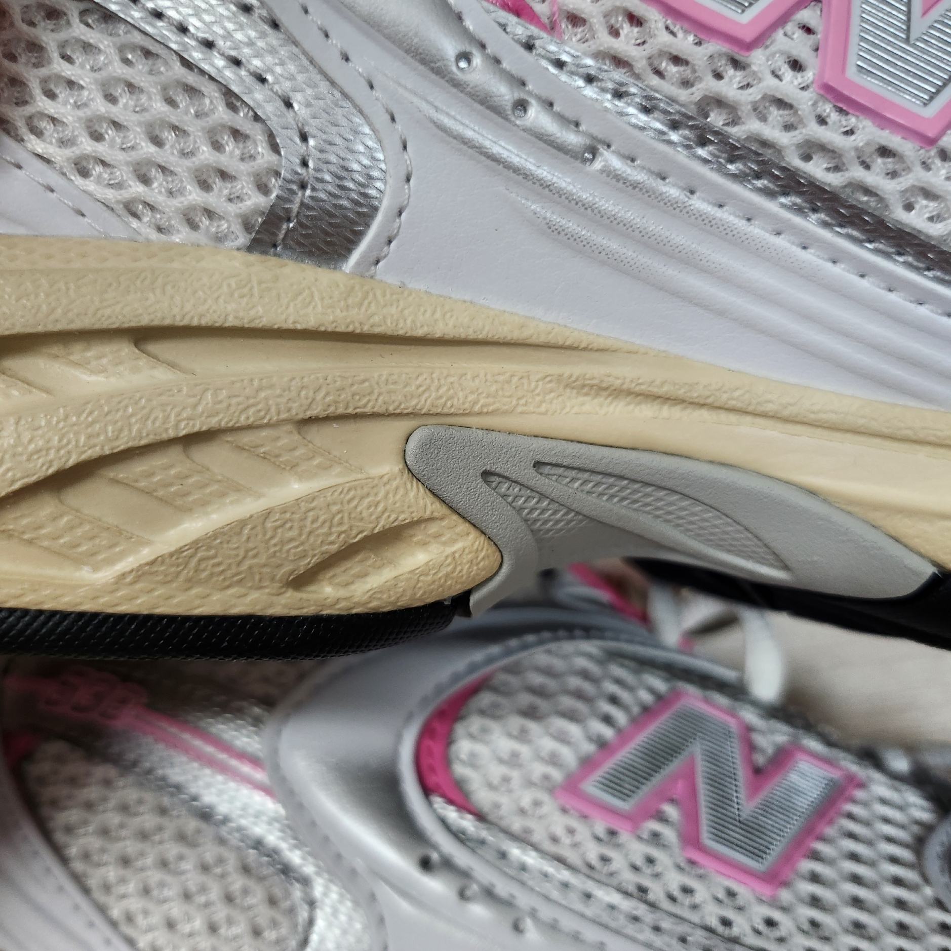 New Balance 530 White Pink 착용 스타일 - 3
