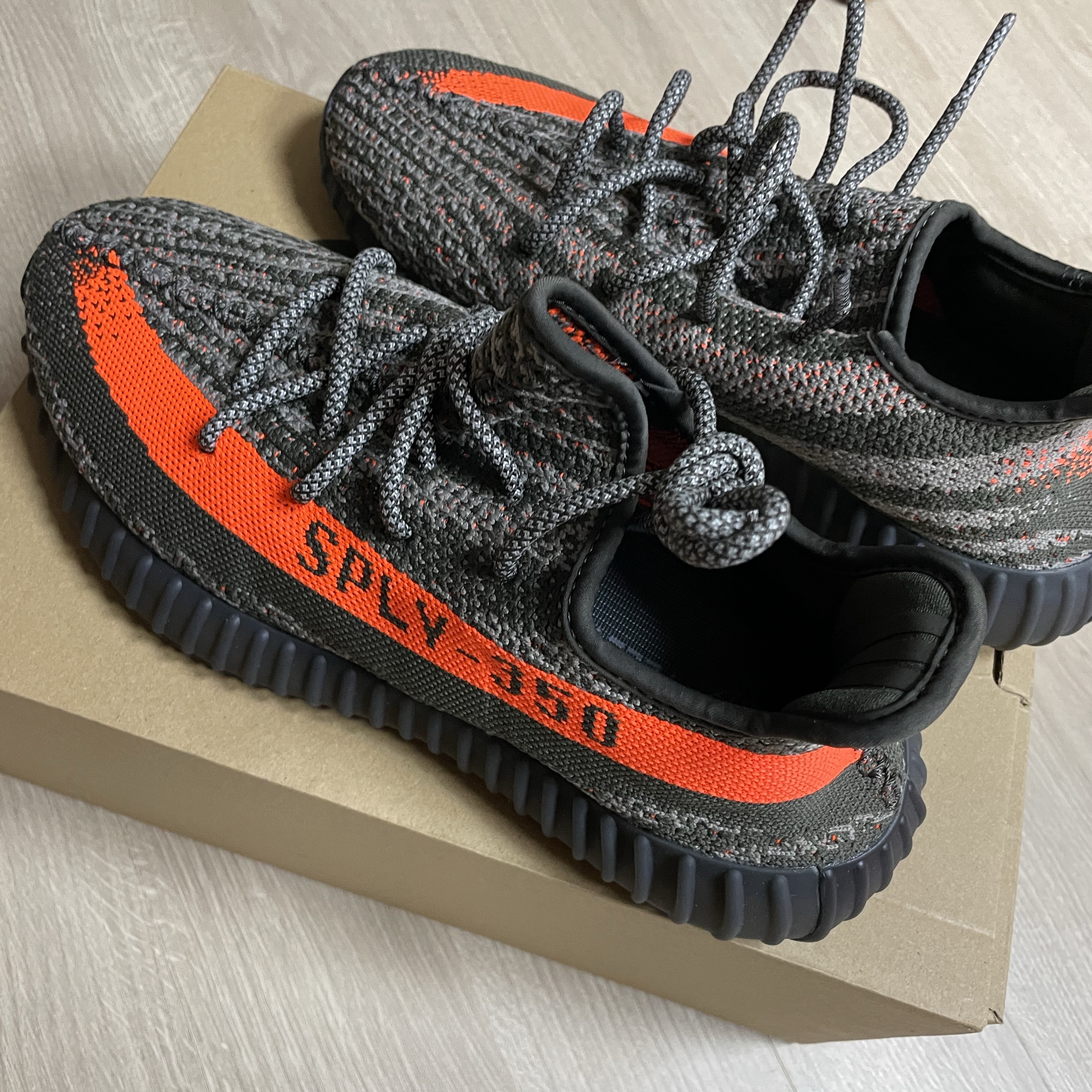 Adidas Yeezy Boost 350 V2 Carbon Beluga 착용 스타일