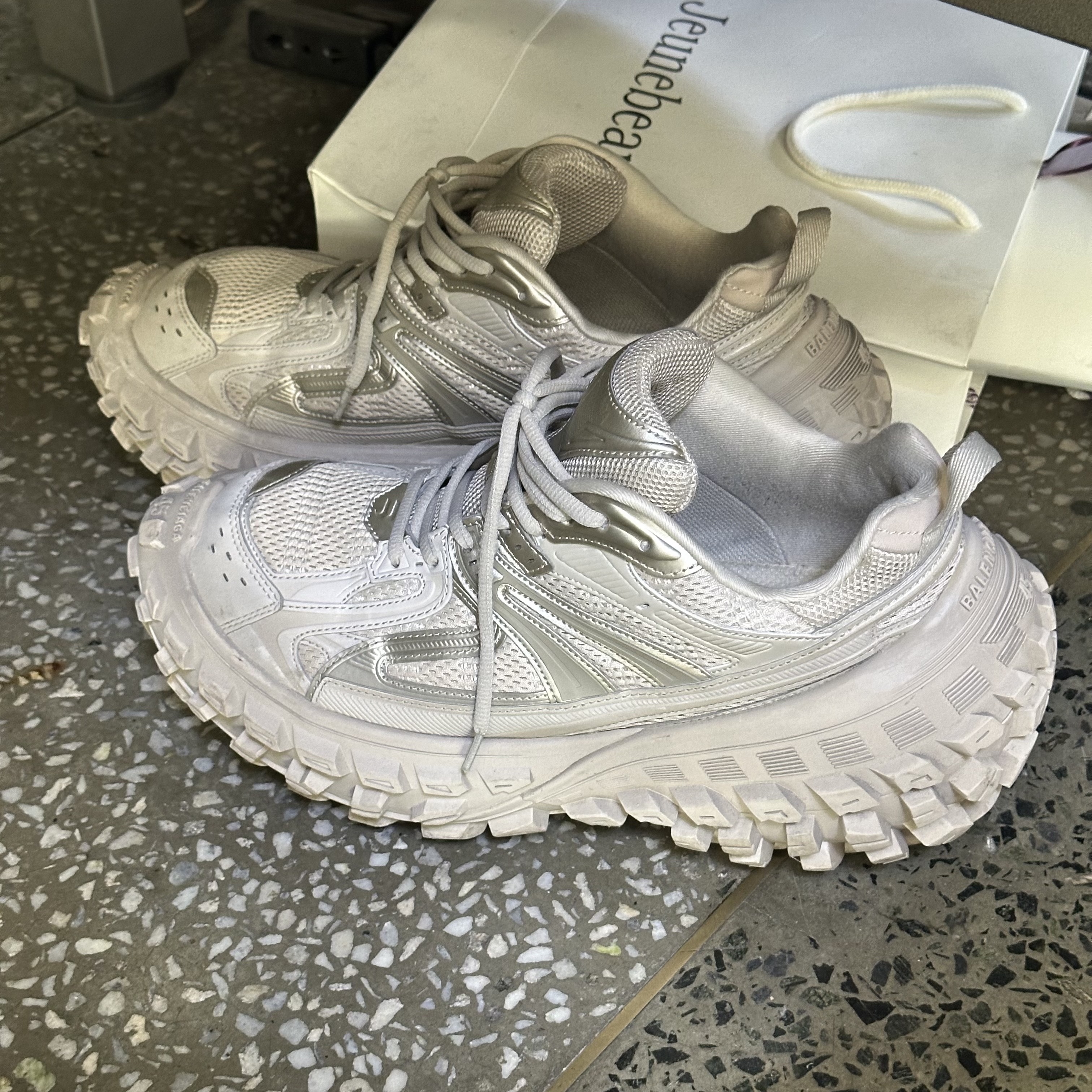 Balenciaga Defender Sneakers Beige 착용 스타일