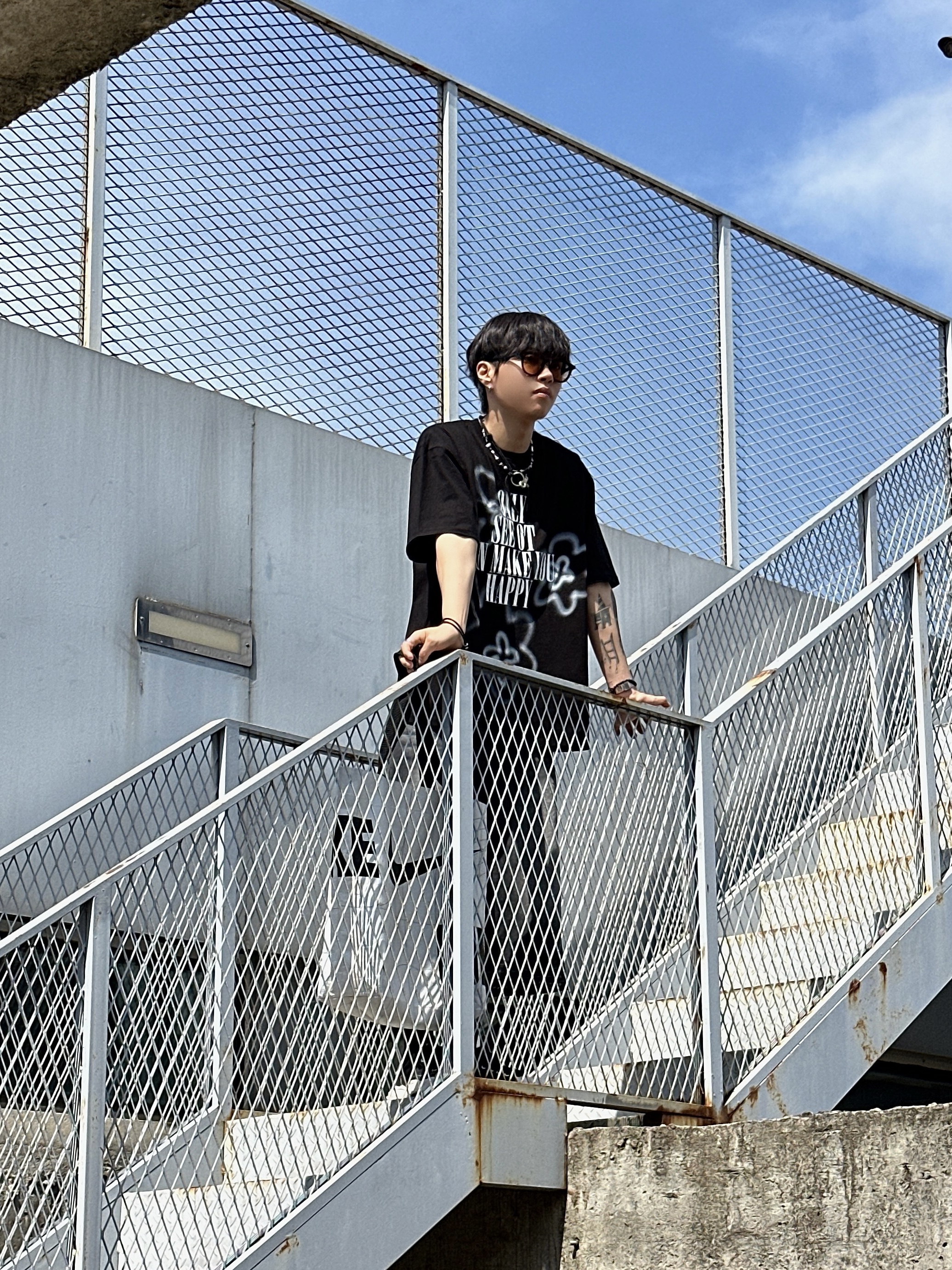 Maison Mihara Yasuhiro Blakey OG STC Sole Paper Like Leather Low-top Sneakers Black 착용 스타일 - 5