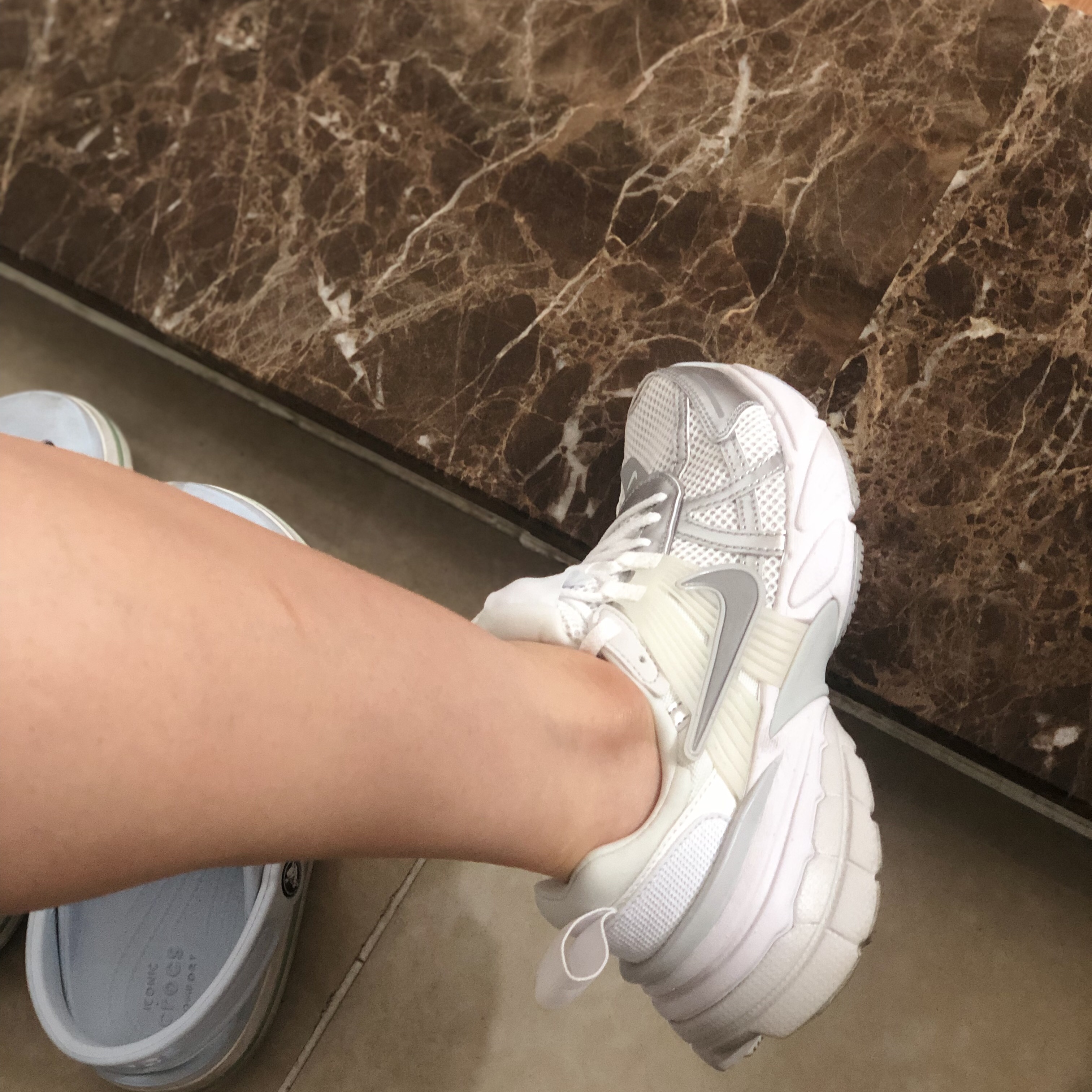Nike V2K Run Metallic Silver White 착용 스타일