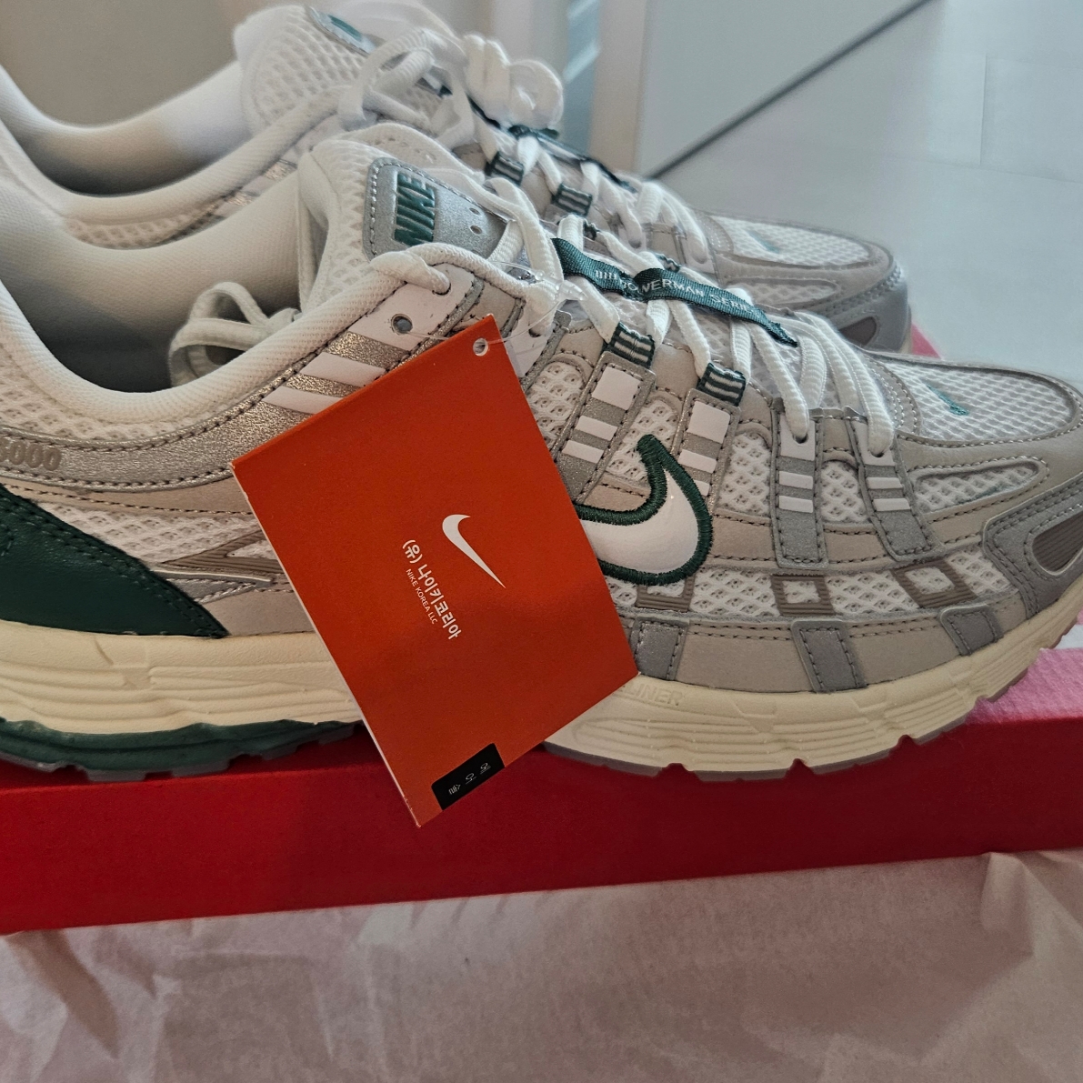 Nike P-6000 Light Bone White Metallic Silver 착용 스타일 - 3