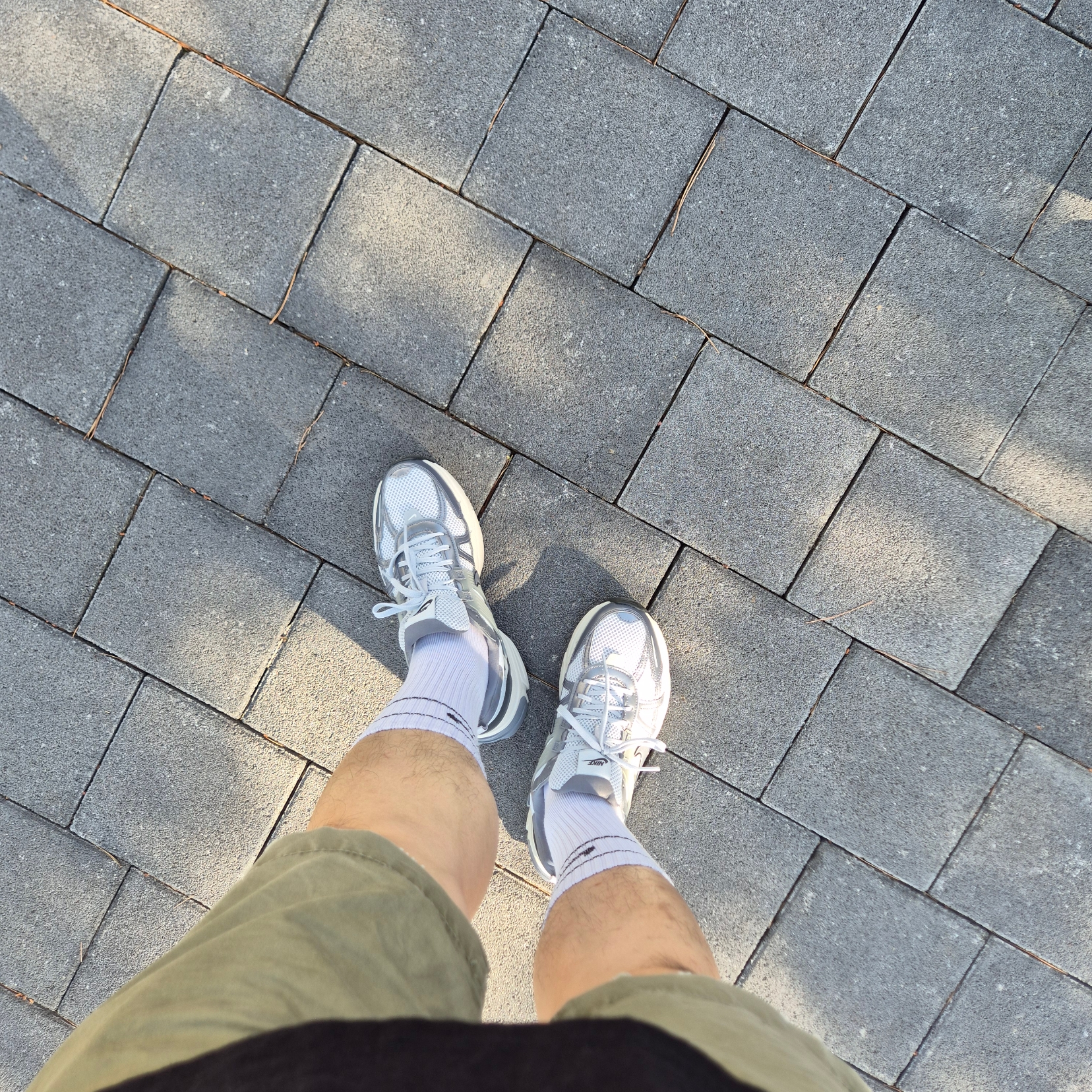 Nike V2K Run Pure Platinum Wolf Grey 착용 스타일 - 1