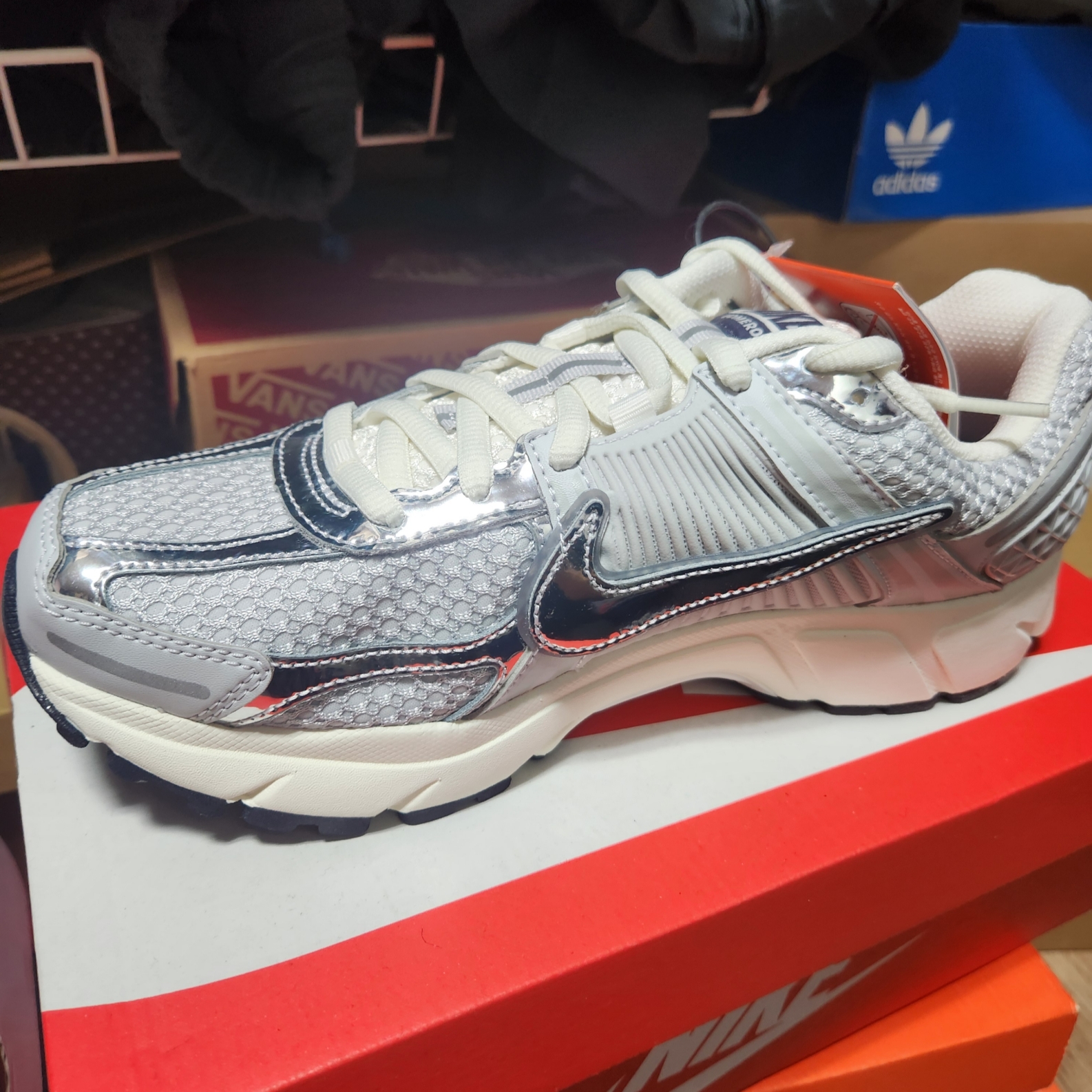(W) Nike Zoom Vomero 5 Photon Dust and Metallic Silver 착용 스타일