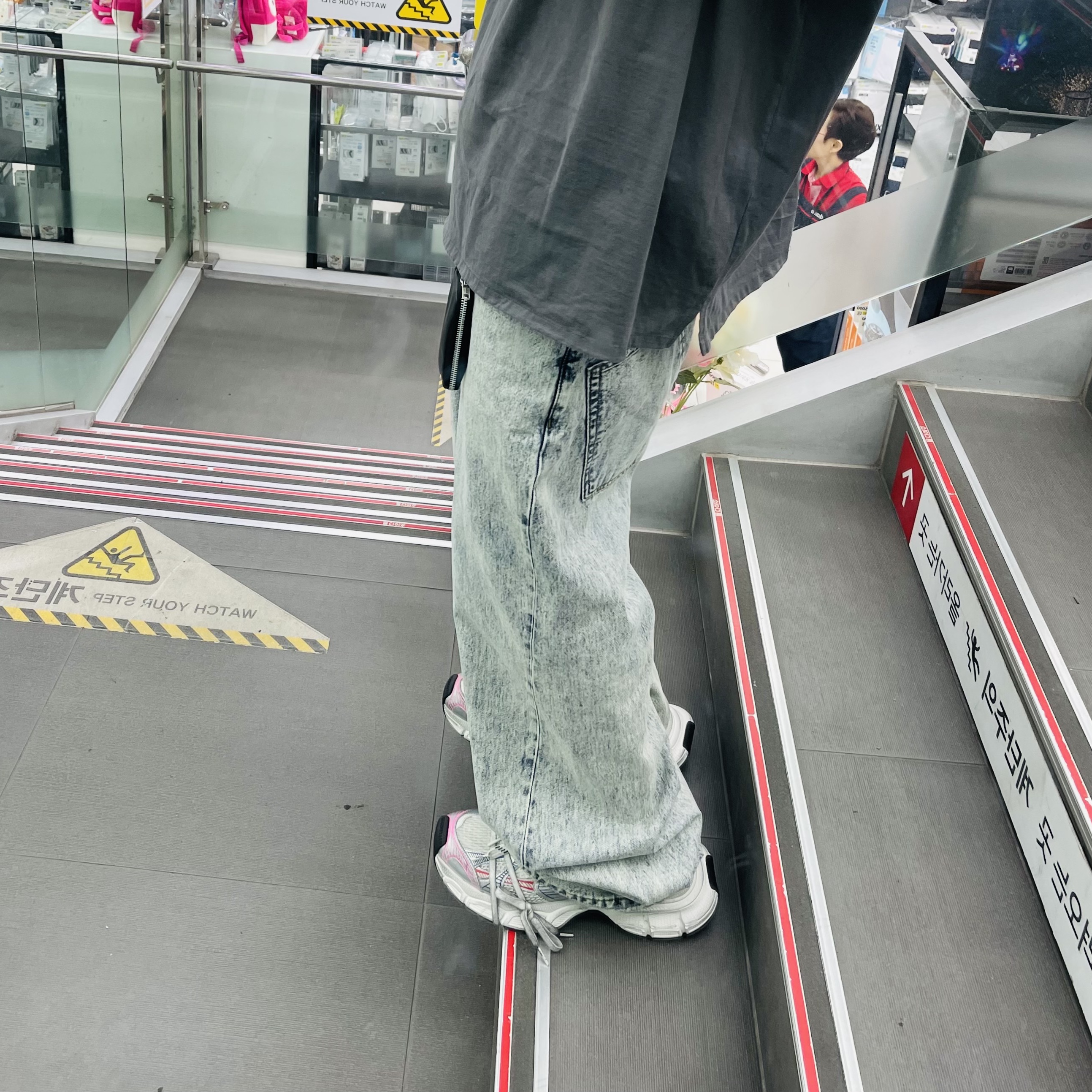 Balenciaga 3XL Sneakers White Red Blue 착용 스타일 - 3