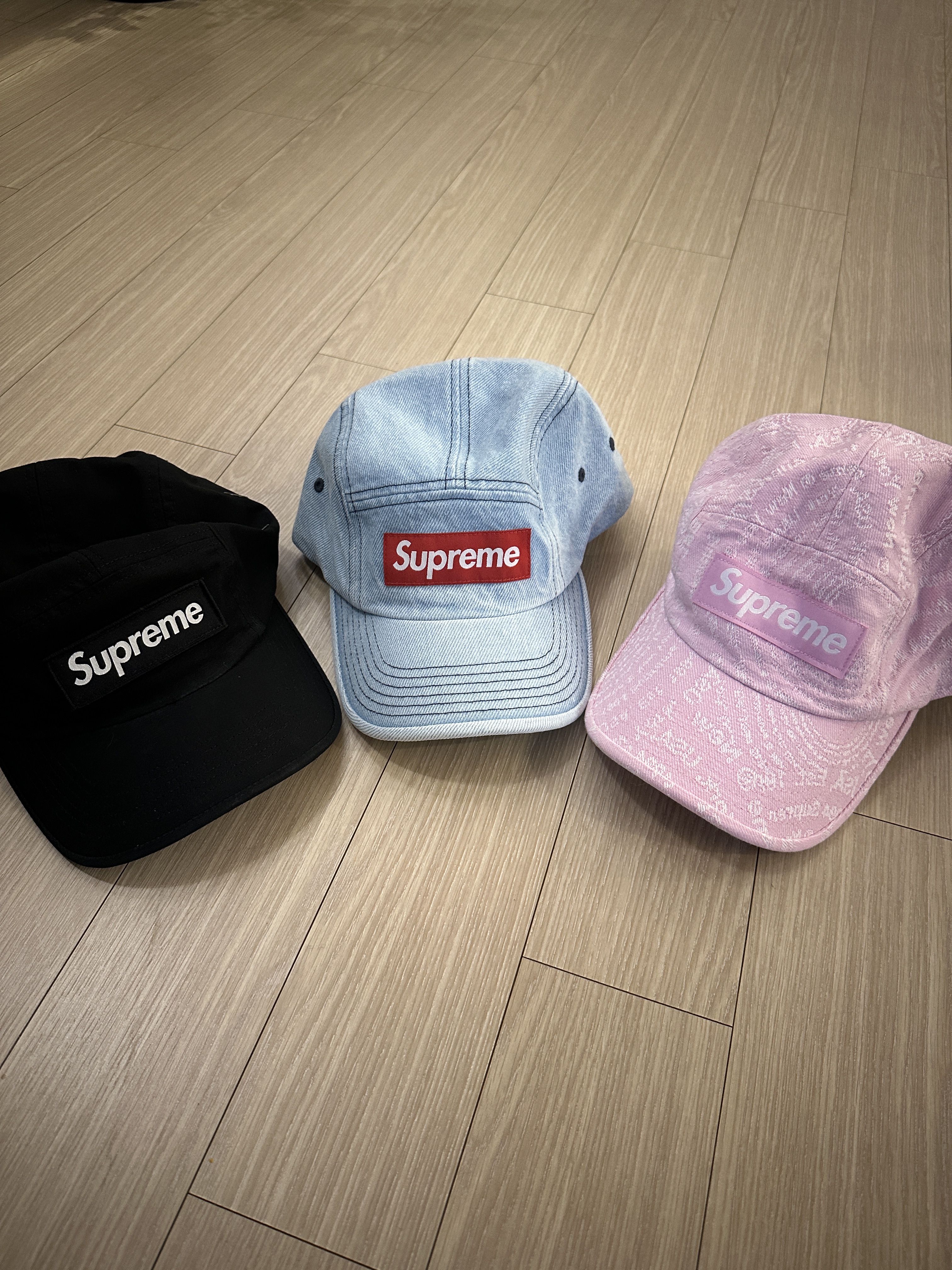Supreme Denim Camp Cap Washed Blue - 22FW, Supreme Military Camp Cap Black - 24SS 착용 스타일