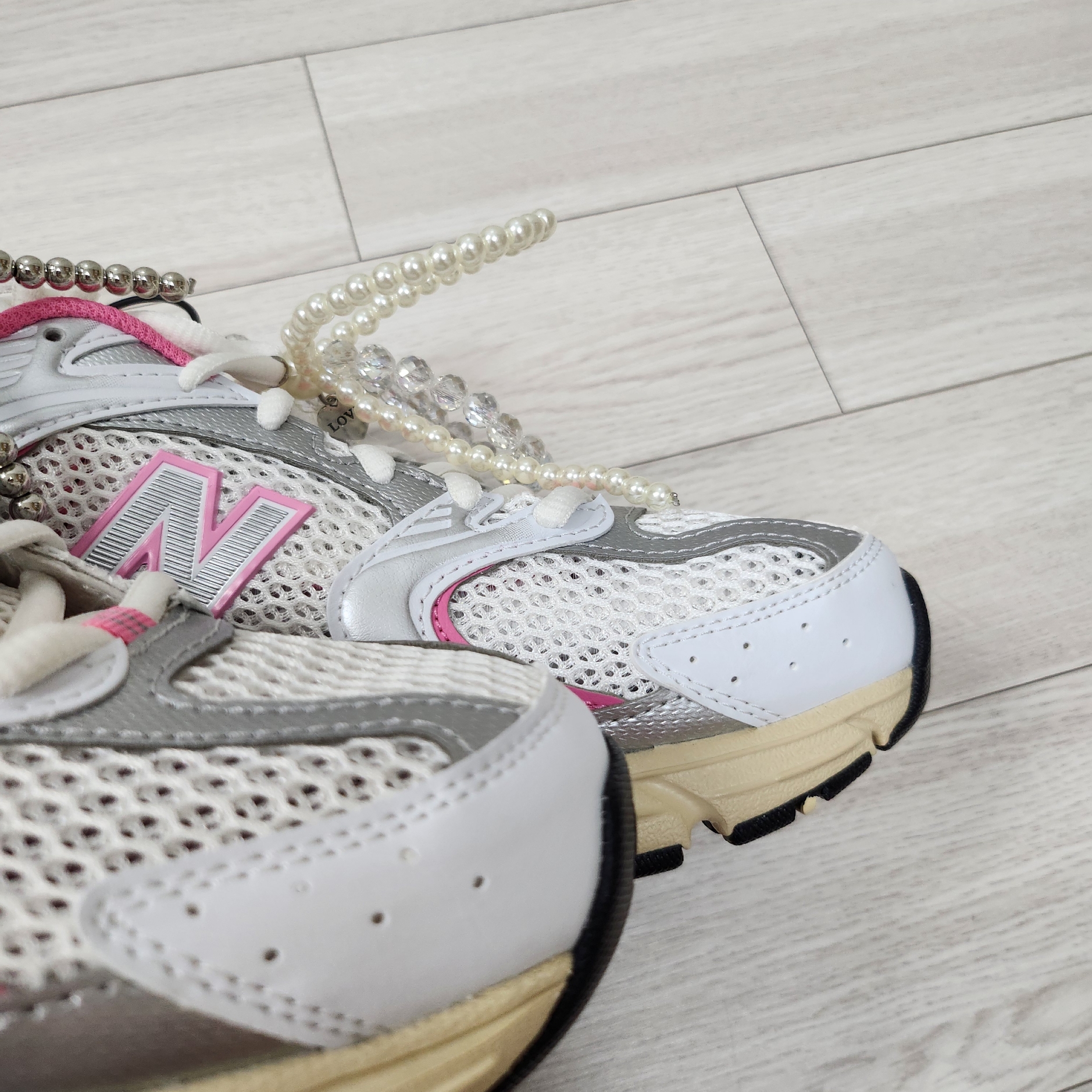 New Balance 530 White Pink 착용 스타일 - 2