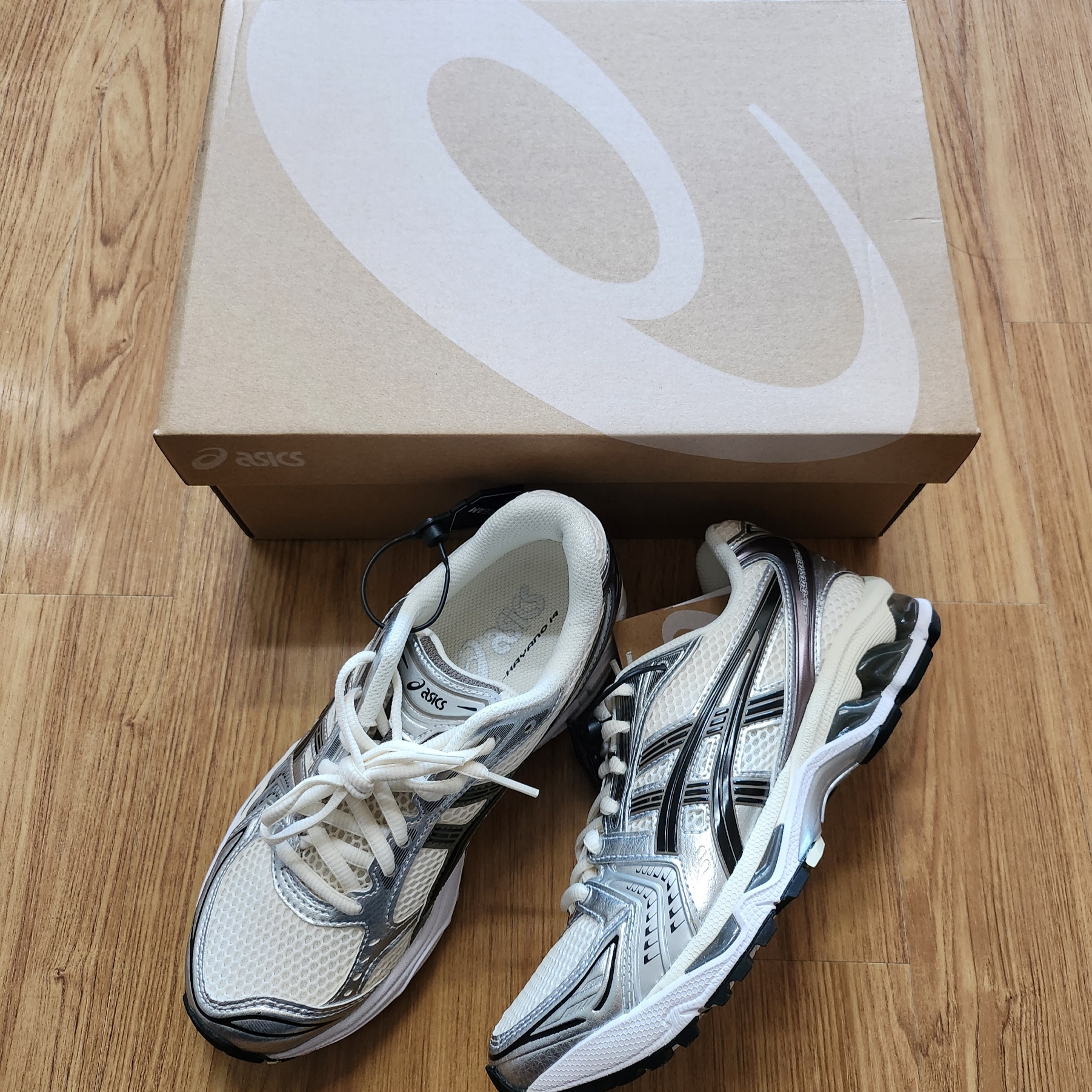 Asics Gel-Kayano 14 Cream Black 착용 스타일