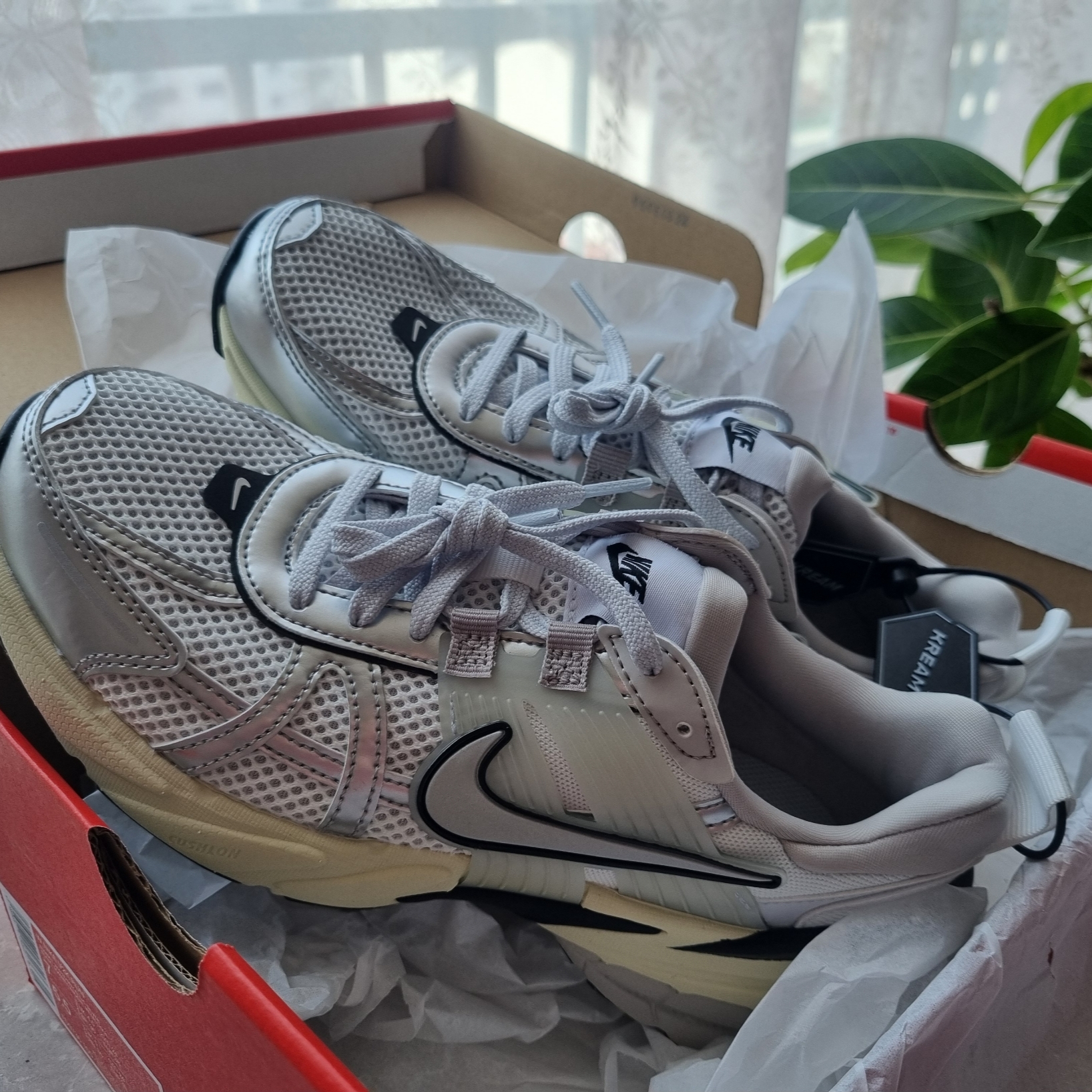 Nike V2K Run Summit White Metallic Silver 착용 스타일 - 4