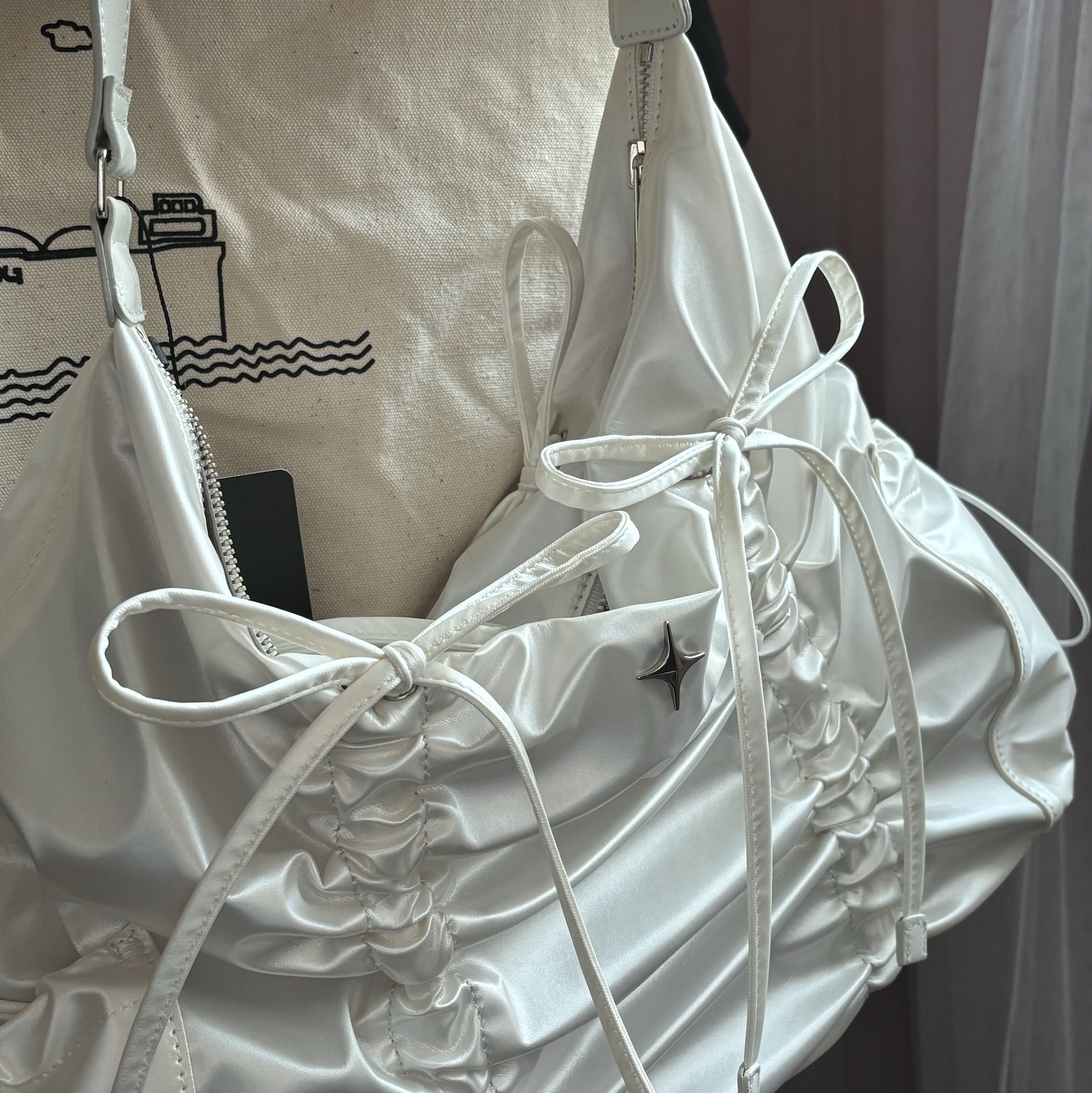 For Appeal String Ribbon Large Hobo Bag Glossy White 착용 스타일
